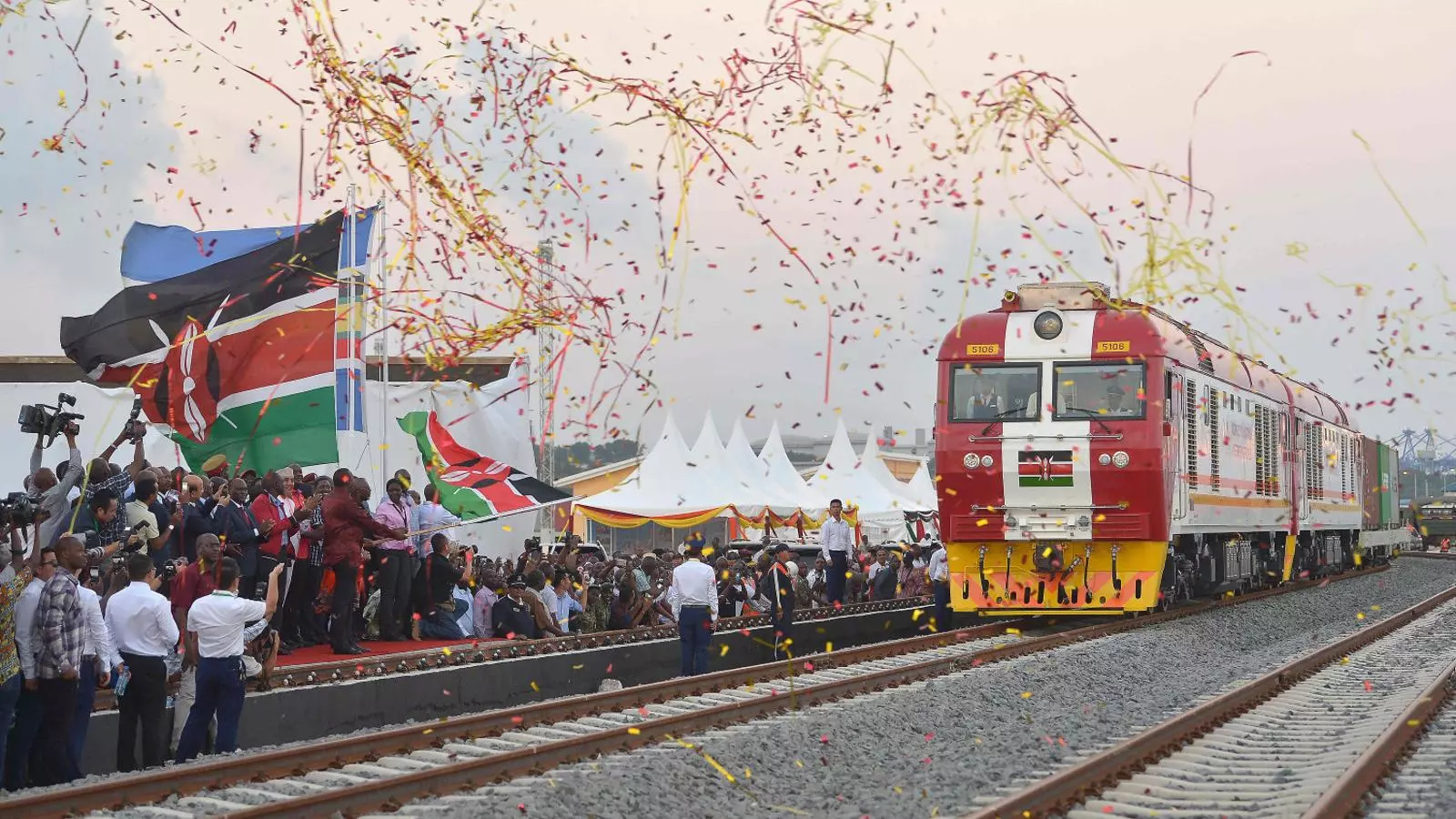 Un tren recorrent la línia finançada per la Xina que connecta Mombasa amb Nairobi, a Kènia.