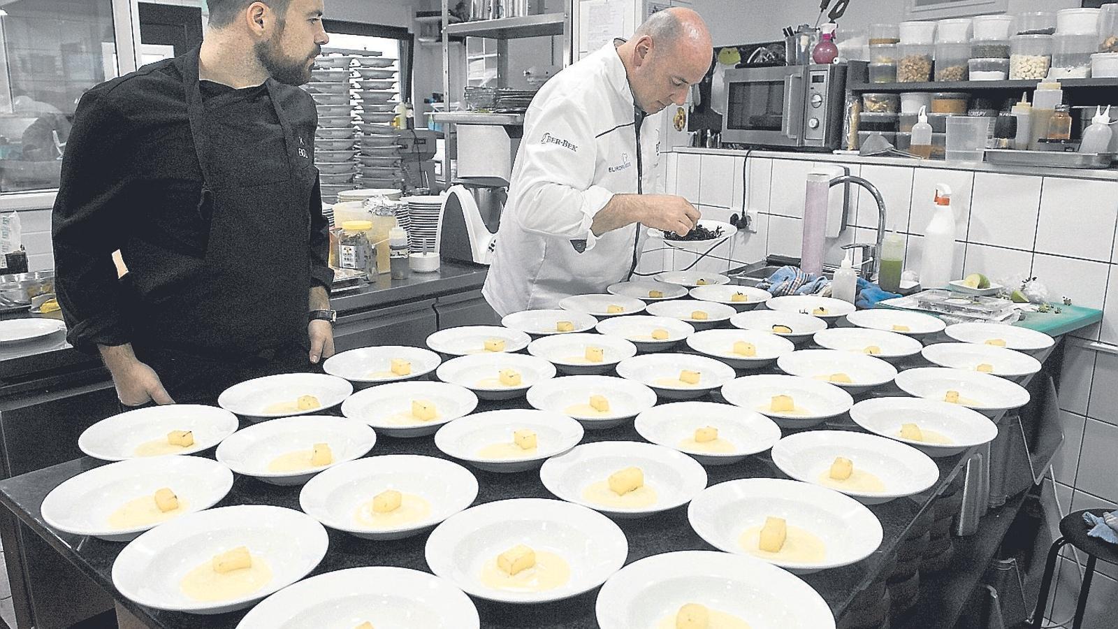 La cuina d'un restaurant de Sant Lluís preparant menjar per a un grup gran.