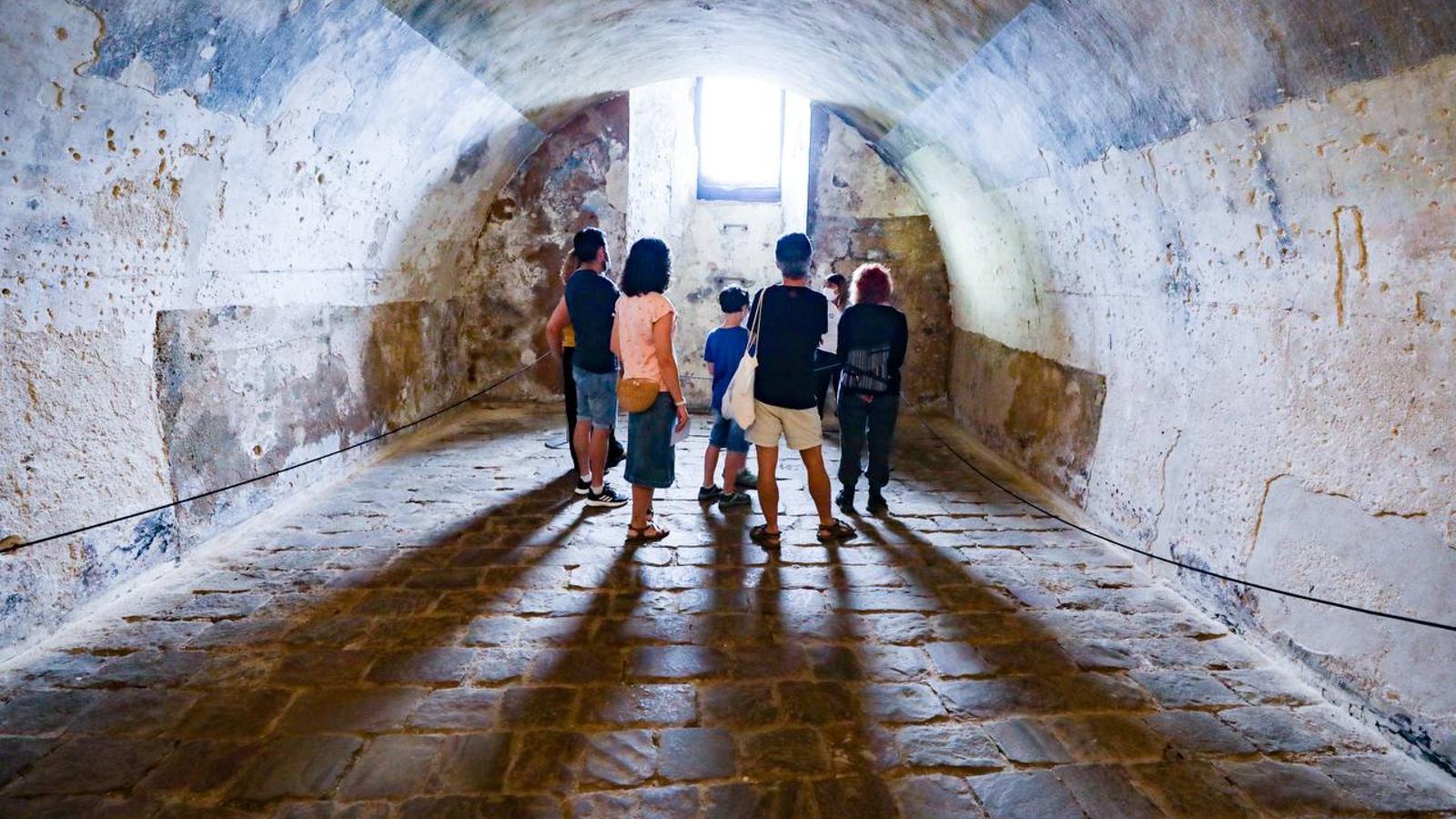 Un grup de visitants als calabossos del Castell de Montjuïc