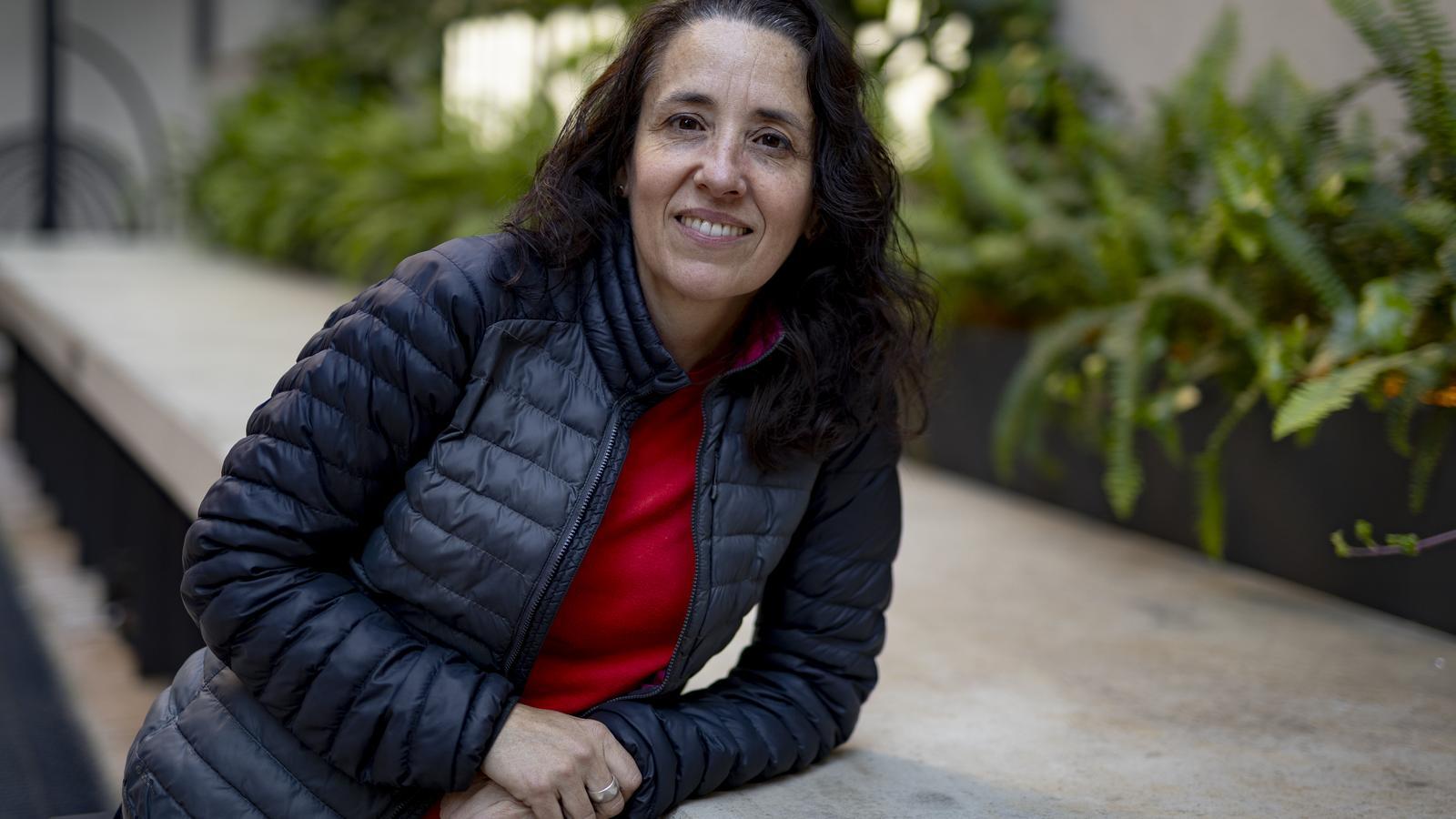 Teresa Bermúdez, vocal de pobreza de ECAS, en el patio del HUB Social.