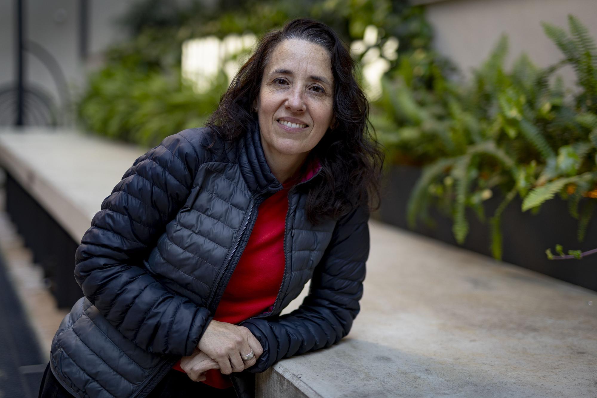 Teresa Bermúdez, vocal de pobresa d'ECAS, al pati del HUB Social.