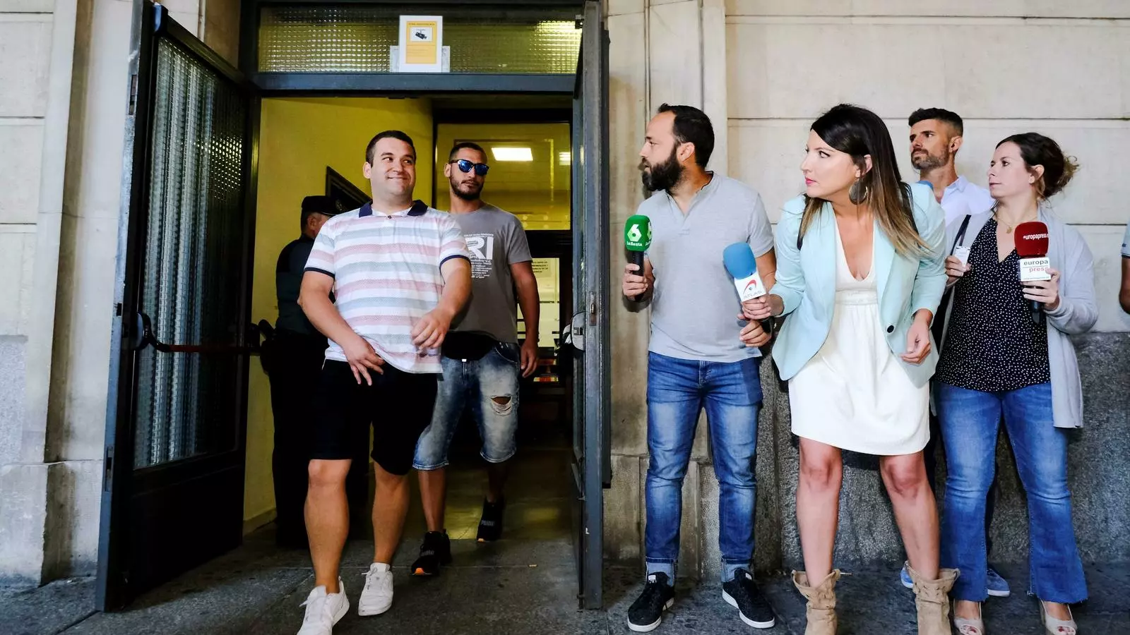 Els membres de la Manada Alfonso Jesús Cabezuelo (d) i José Ángel Prenda (i) surten dels jutjats de Sevilla aquest divendres després de signar, el dia en què el cas ha arribat al Tribunal Suprem