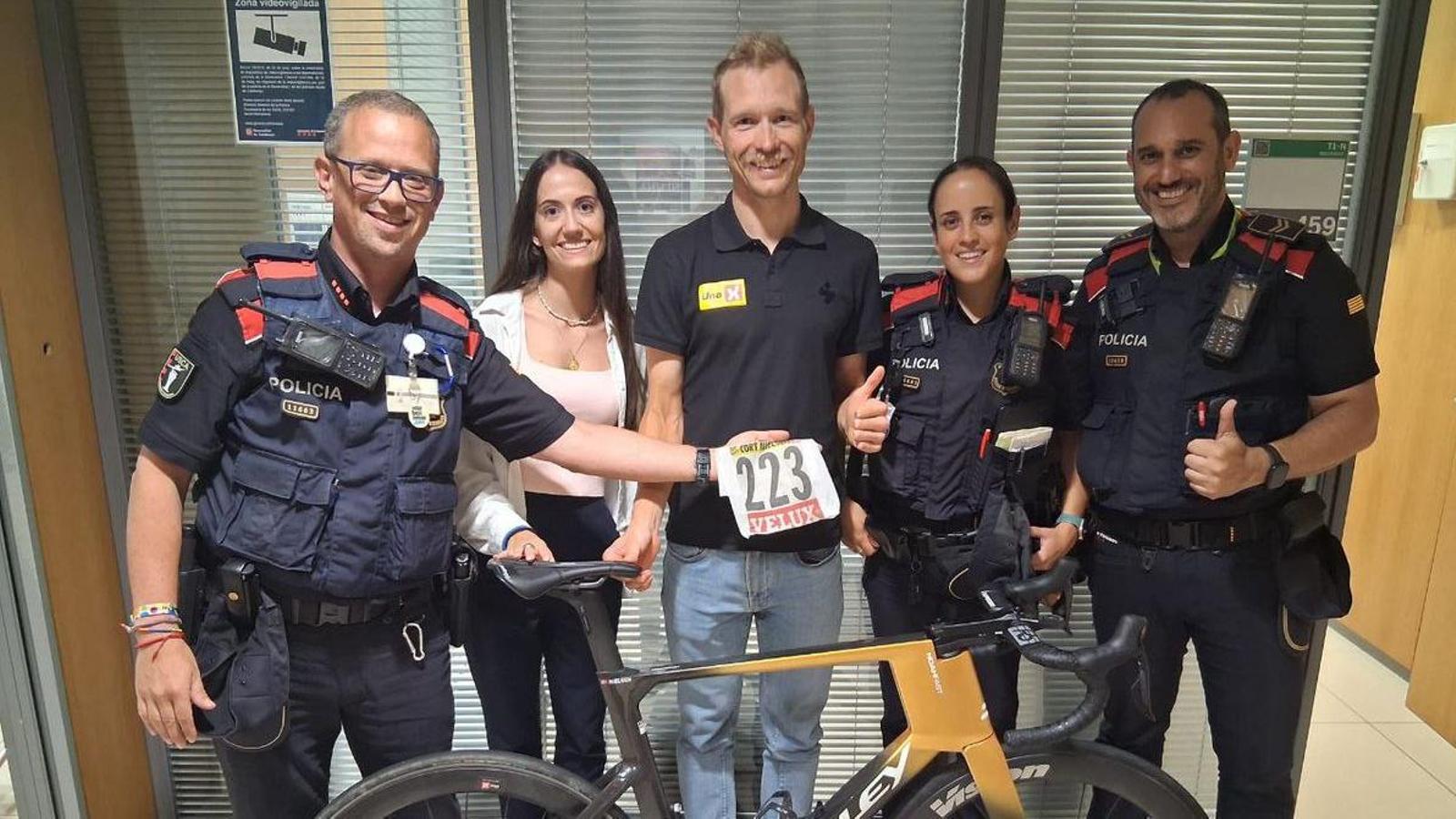 Cyclist Magnus Cort, in the middle of the image, with Mossos d'Esquadra officers and a bicycle stolen from the athlete that was recovered by the officers.