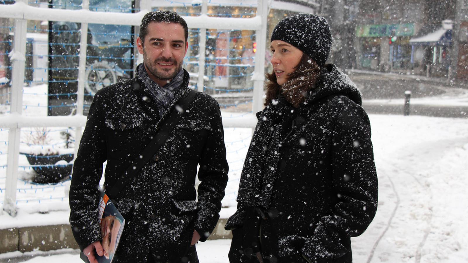 Els candidats demòcrates Marc Ballestà i Maria Martisella han passejat per l'avinguda Meritxell./ G.LL.T.