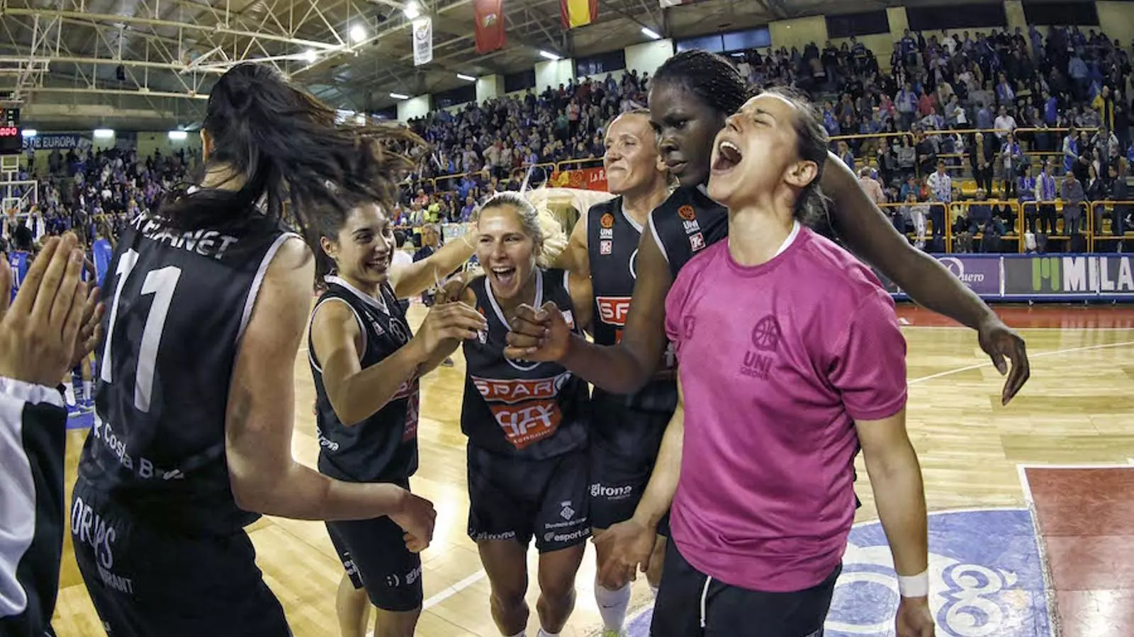 Les jugadores de l'Spar Citylift Girona, celebrant el triomf a Salamanca / FEB