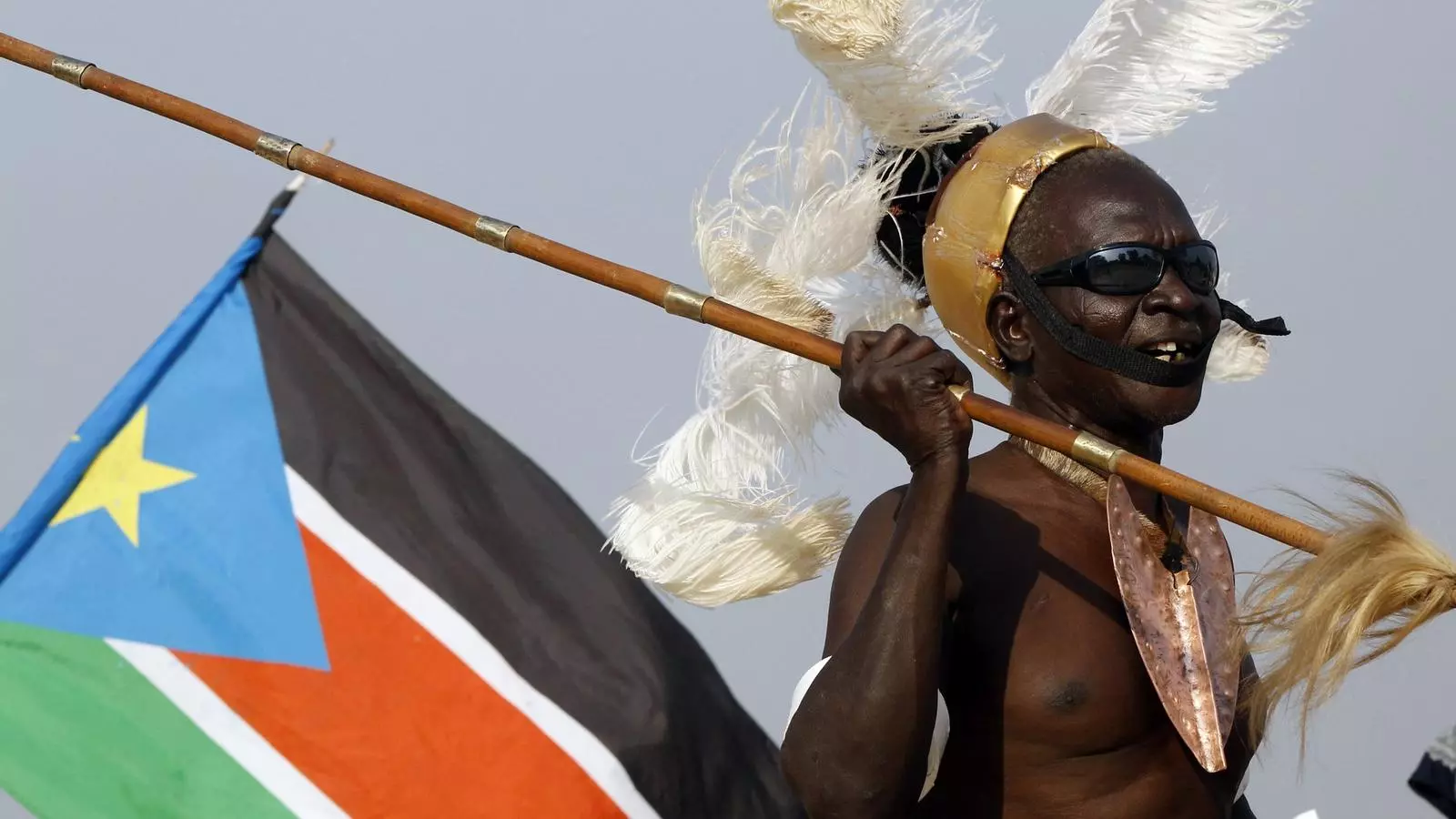 Una dona oneja una bandera del Sudan del Sud abans del referèndum per la independència