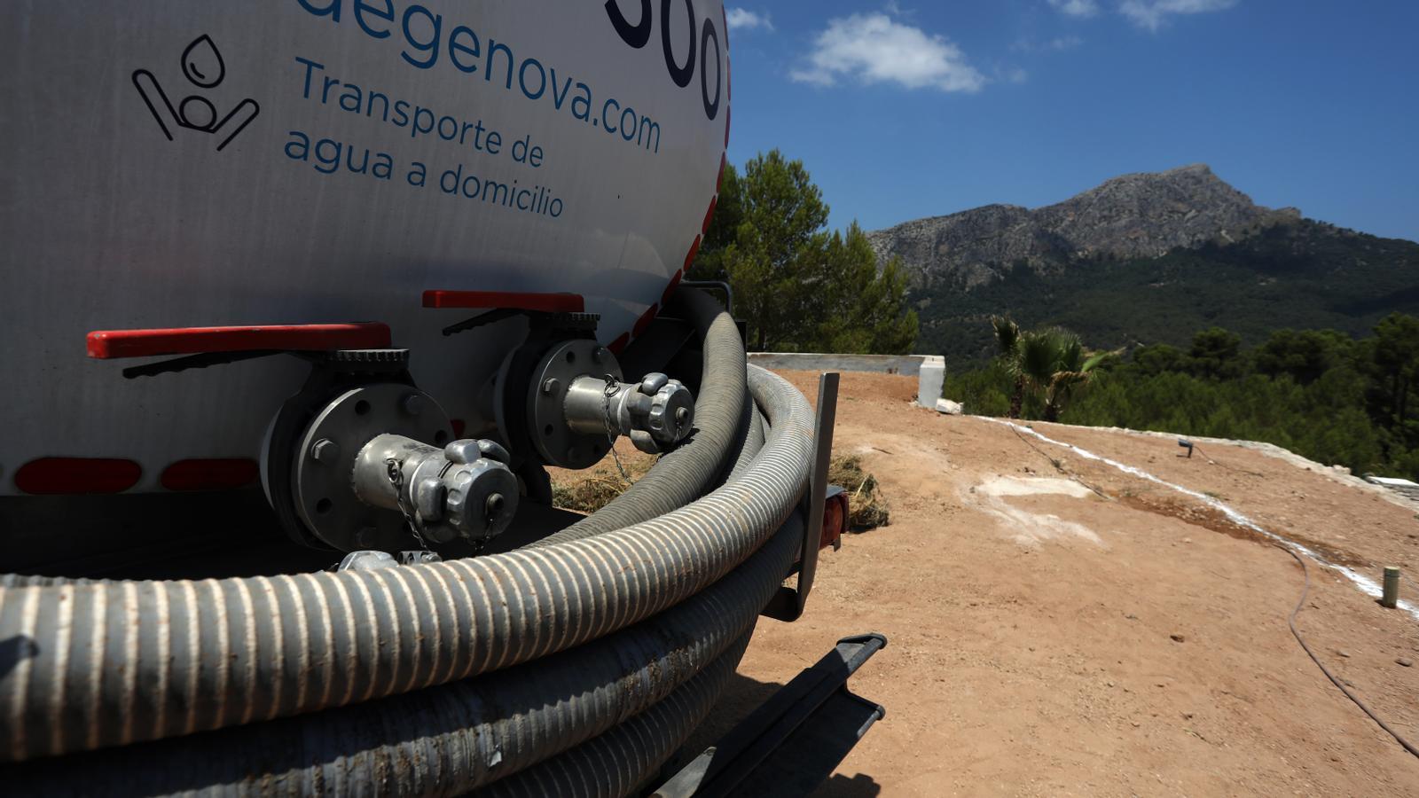 Un camión de agua en Mallorca.