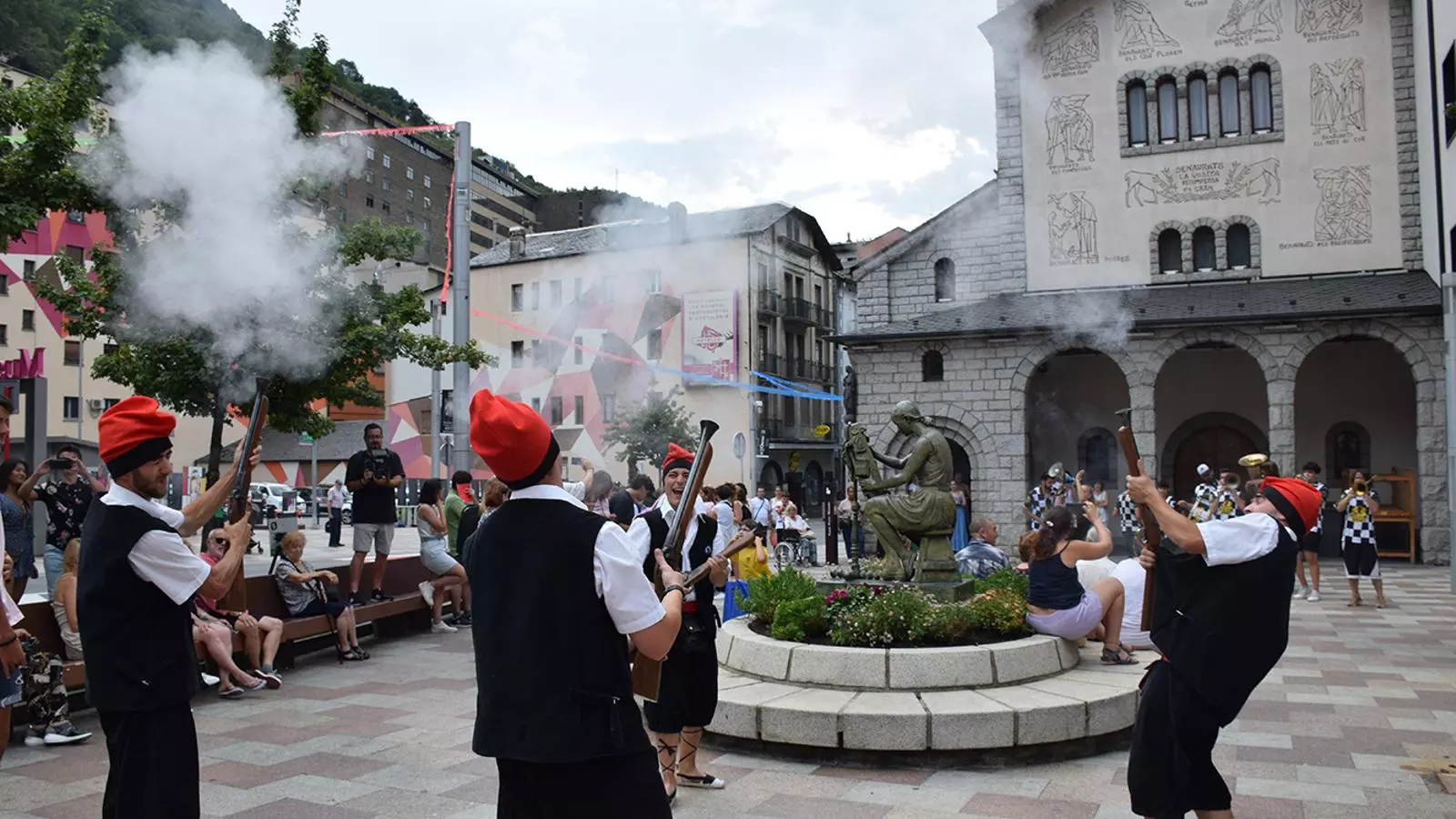 Els trabucaires a la plaça de l'església d'Escaldes-Engordany.