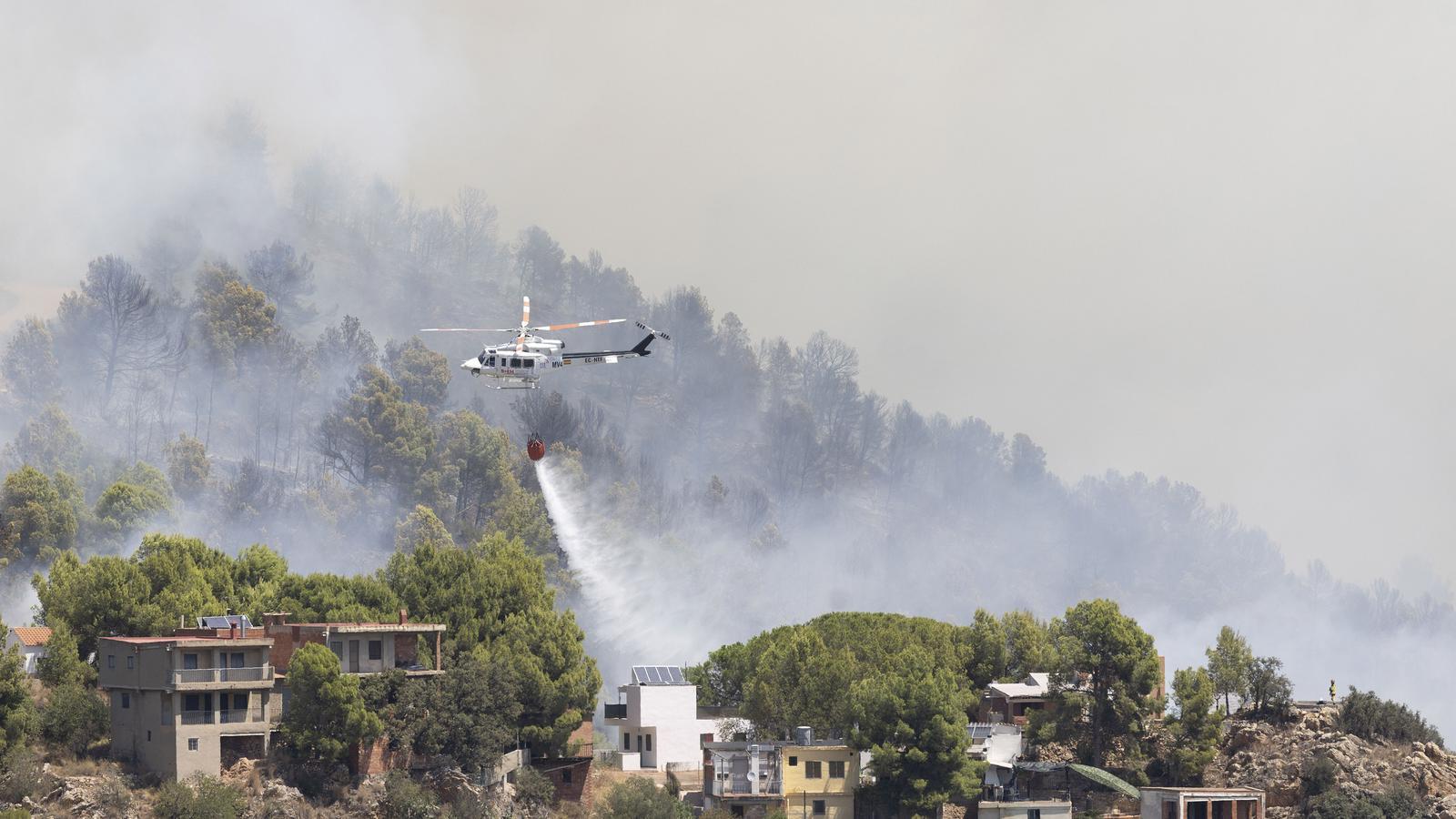 A helicopter during the extinction of the fire in Vall d'Uixó