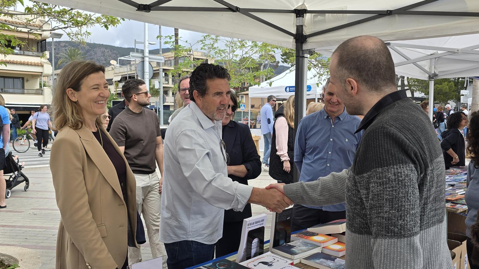 El batle de Calvià Juan Antonio Amengual saluda un llibreter a una parada del dia del llibre.