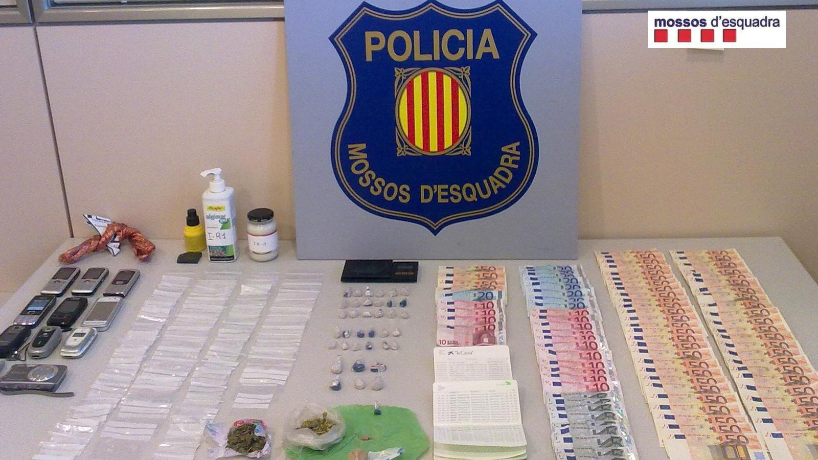 Exposició del material decomissat en l'operació policial