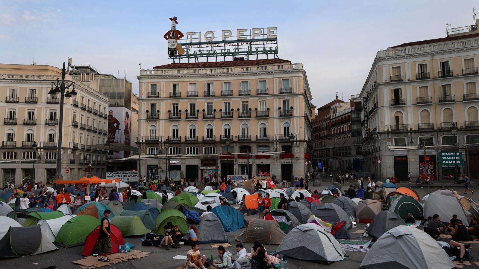 Hundreds of people participating in the encampment at Puerta del Sol to demand the "Maricarmen decree" on housing.