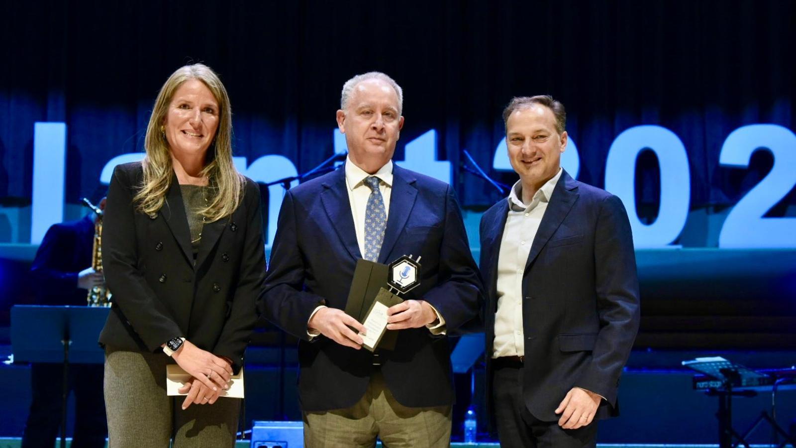 Albert Cuesta, en el moment de recollir el guardó.