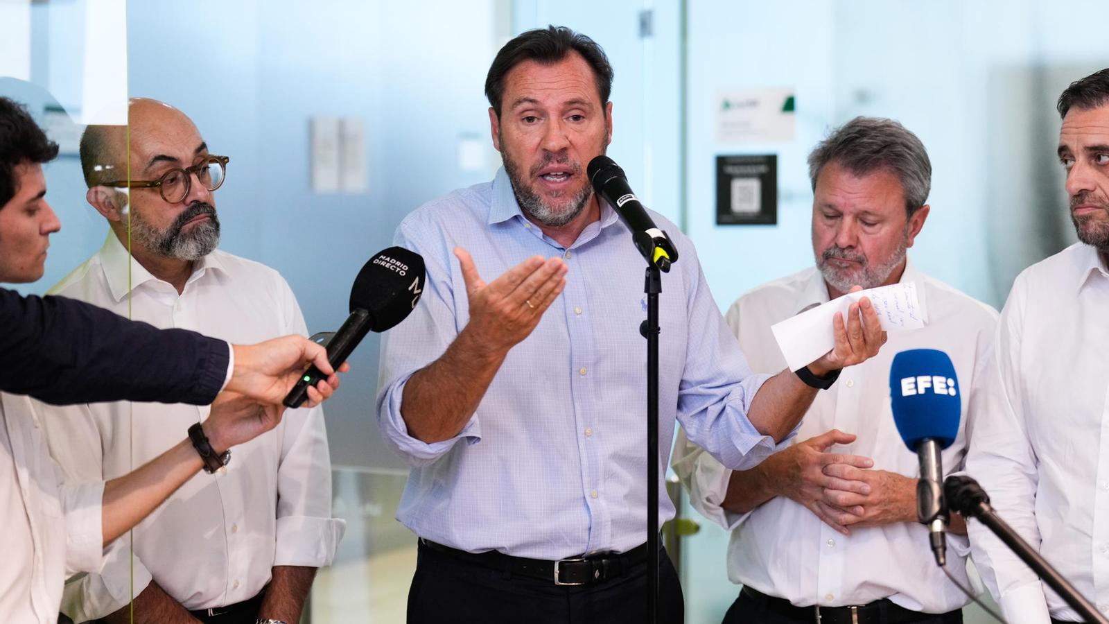 The Minister of Transport, Óscar Puente, appearing this week with his press chief, Pere Rostoll, on the far right.