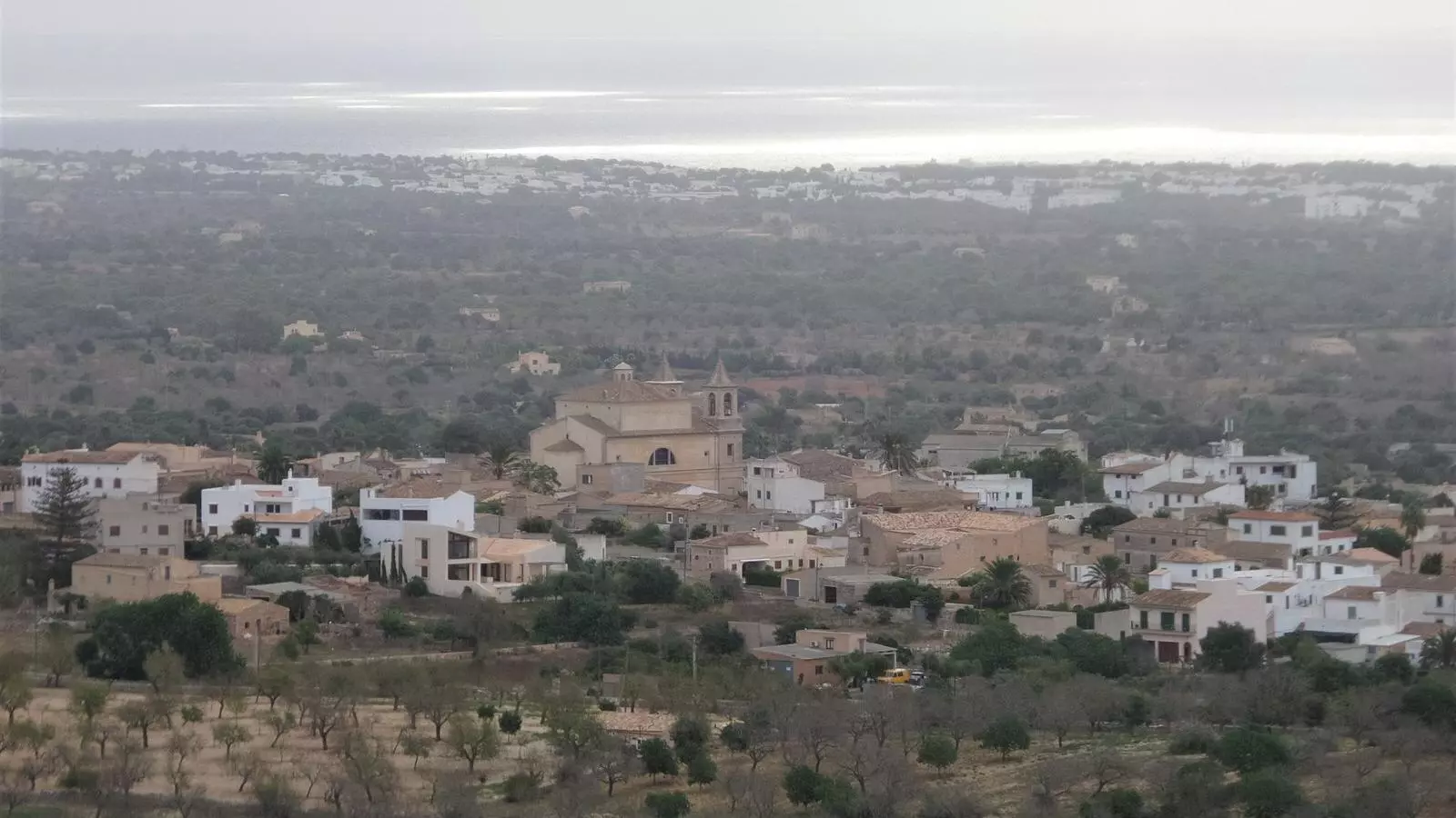 Vista aèria del poble de s'Alqueria Blanca amb el mar al fons.