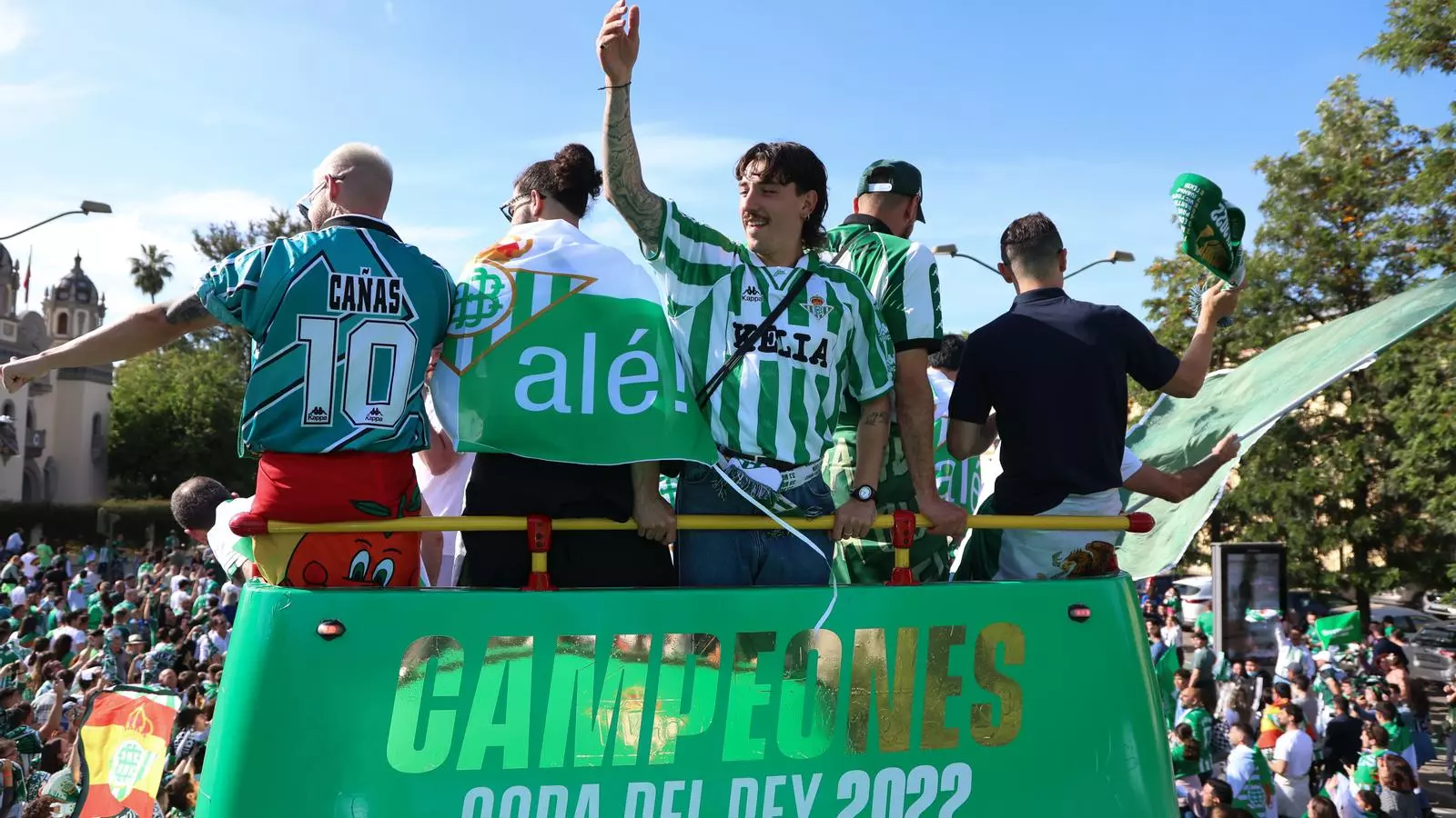 Héctor Bellerín durant la rua de celebració de la Copa amb el Betis