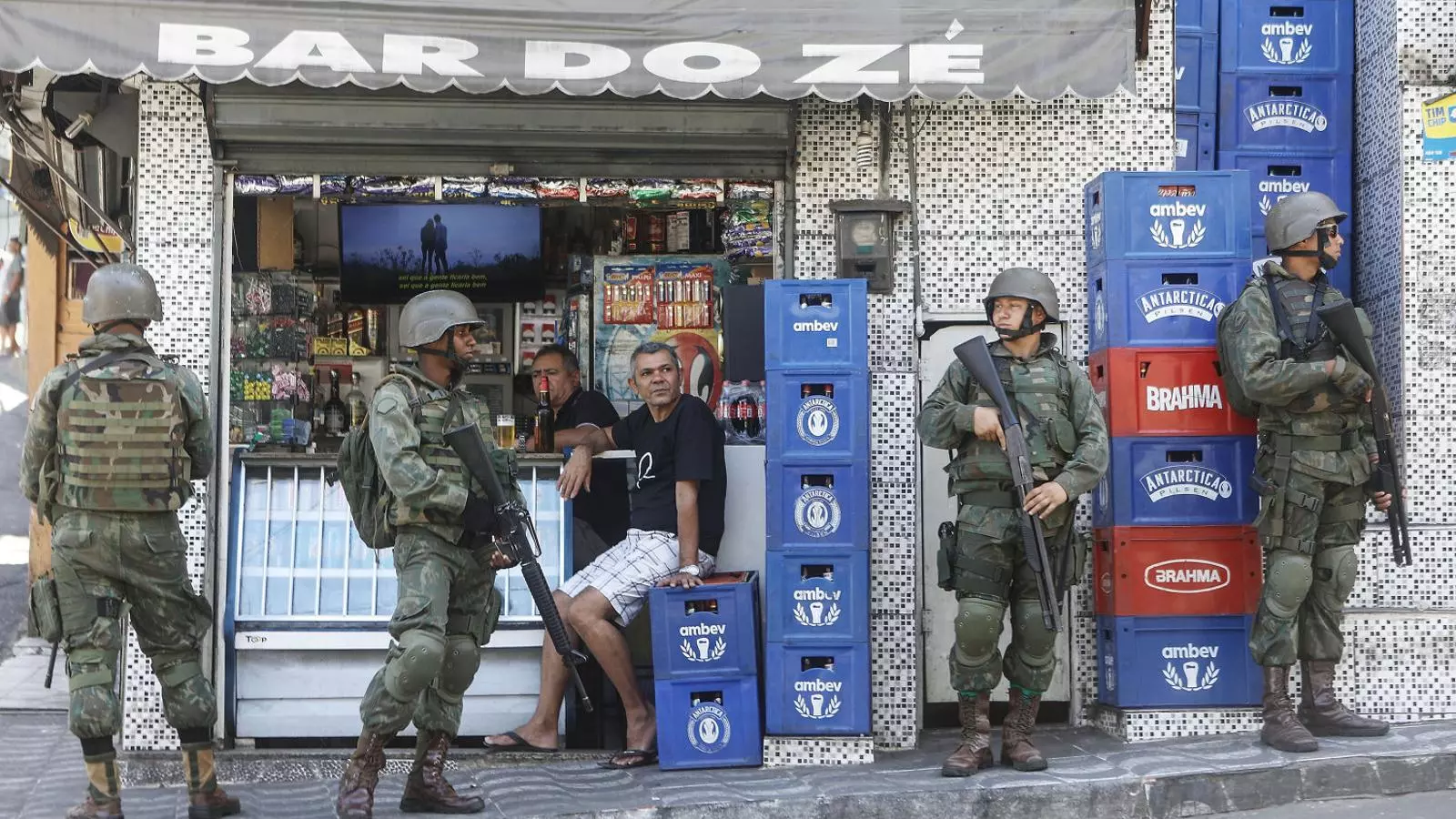 Dos soldats brasilers encarregats de vigilar els carrers d’una favela a Rio de Janeiro.
