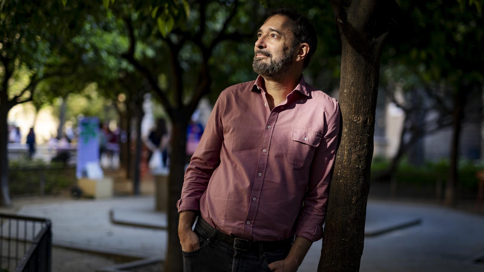 Pere Estupinyà, biochemist and communicator, photographed for the interview with ARA.