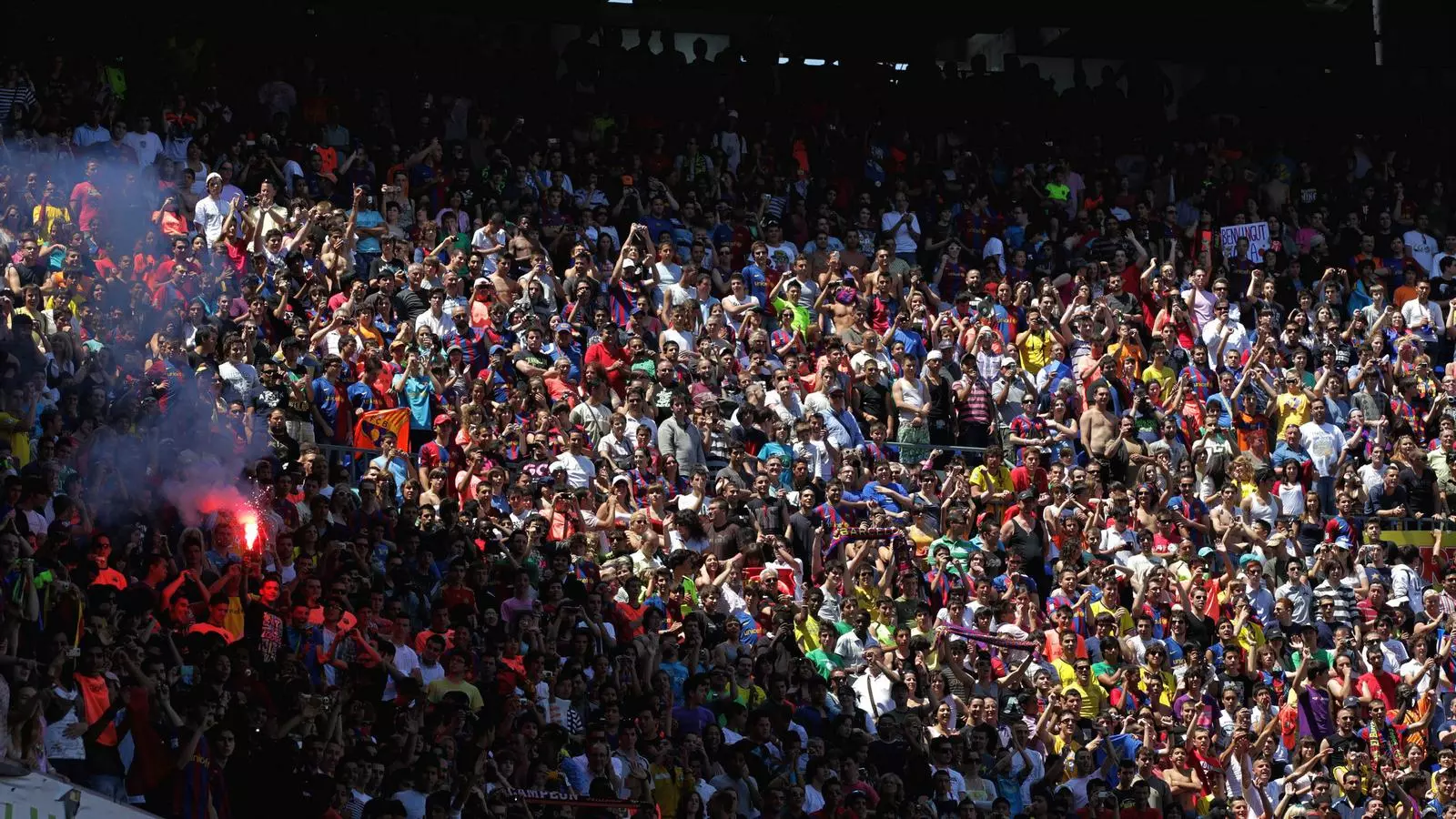Sense fum Els seguidors del Barça que omplen el Camp Nou pot ser que vegin com se'ls prohibeix fumar a la graderia.