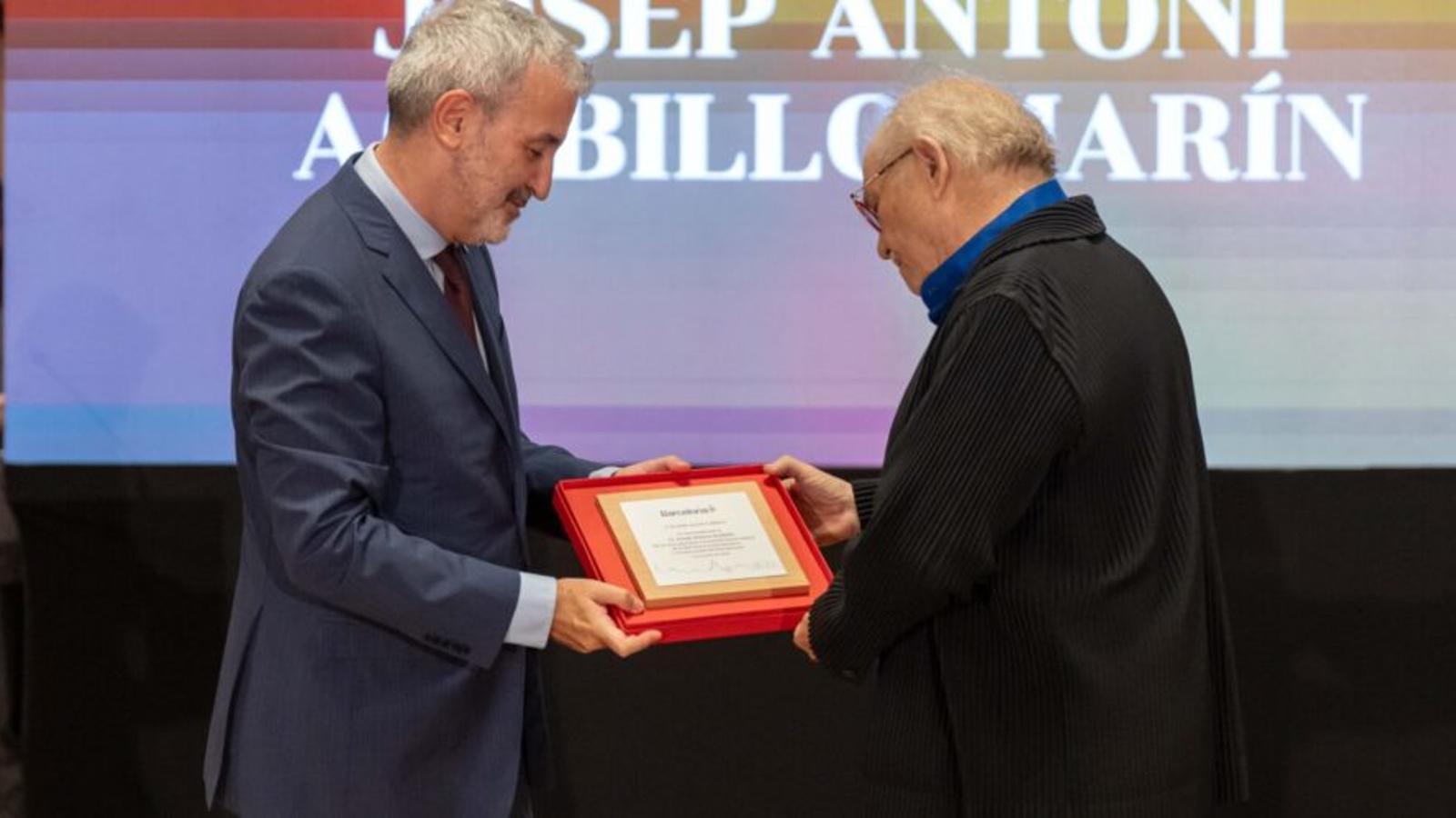 The mayor of Barcelona, Jaume Collboni, delivers to the architect Josep Antoni Acebillo the citizen recognition of the City Council during the act held this Monday at the Saló de Cent.