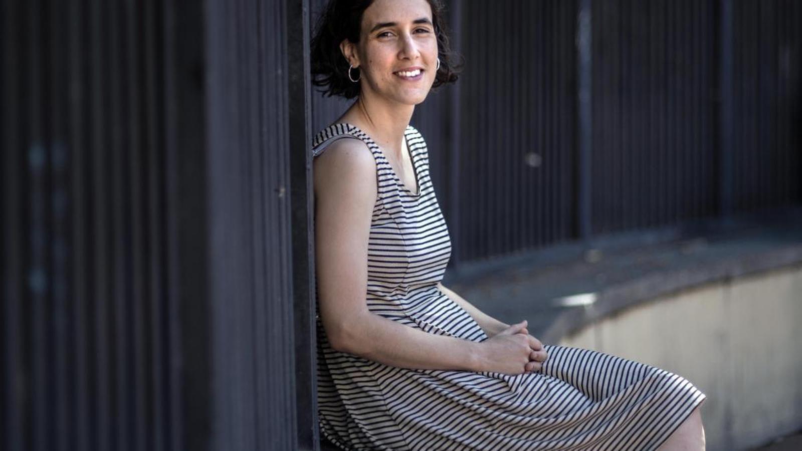 Anna Molas, Doctora en Antropología Social, fotografiada en la plaza de las Caramelles, del barrio del Raval, en Barcelona