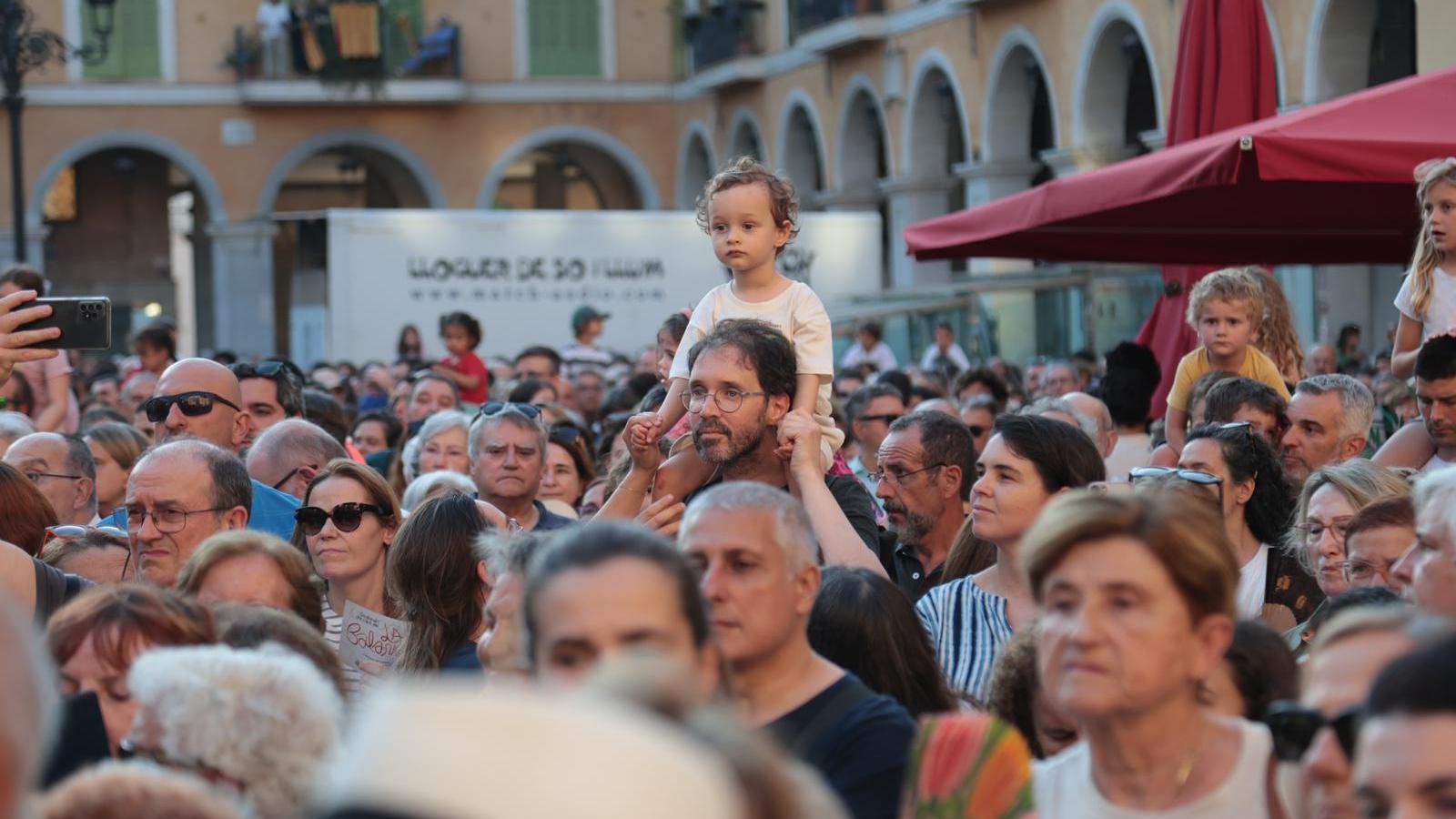 La plaça Major de Palma, plena de gom a gom.