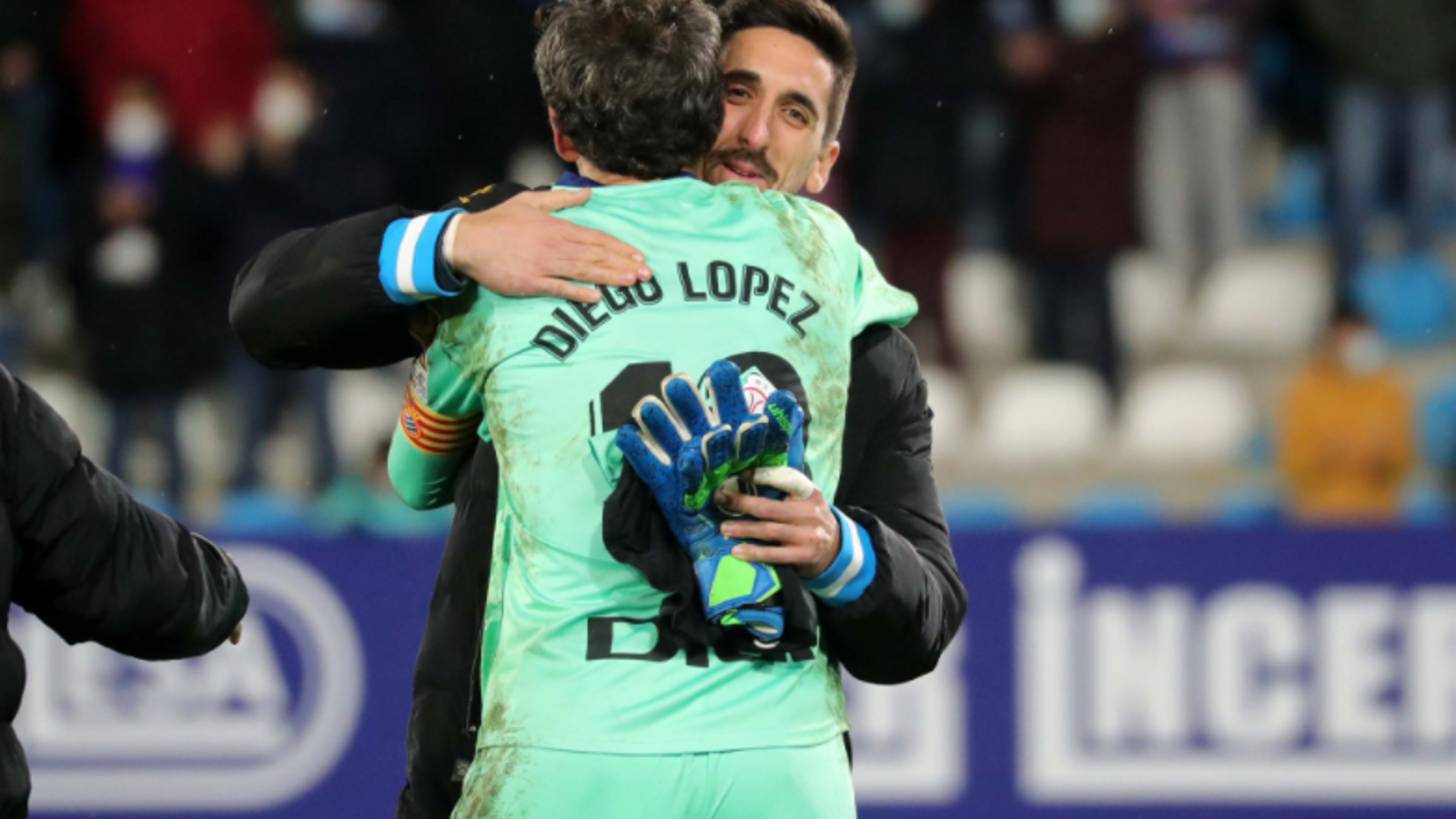 Diego López, heroi a la Copa, s'abraça amb Oier Olazábal