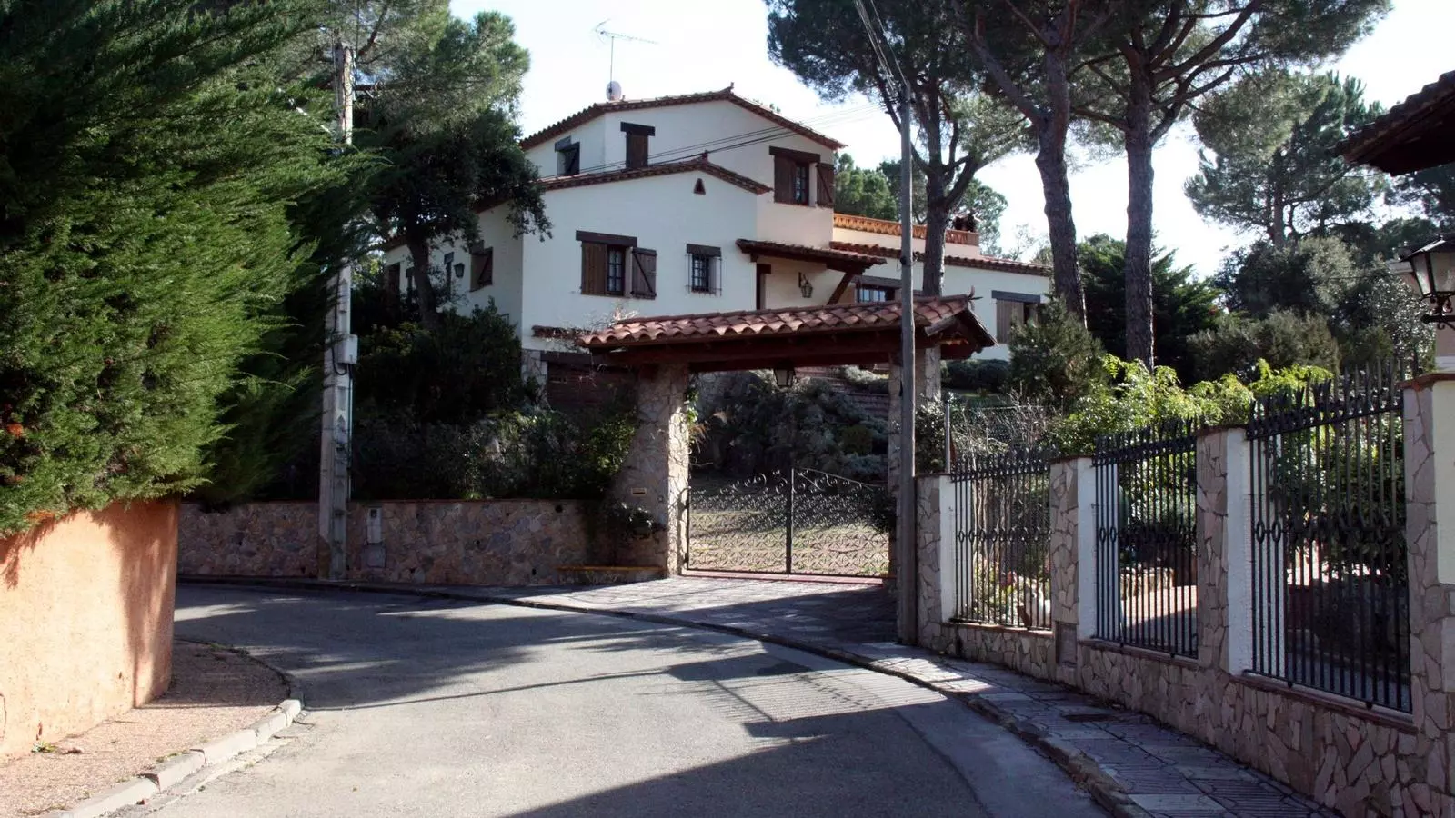 La casa on van agredir i robar la dona, en una urbanització de Santa Cristina d'Aro.