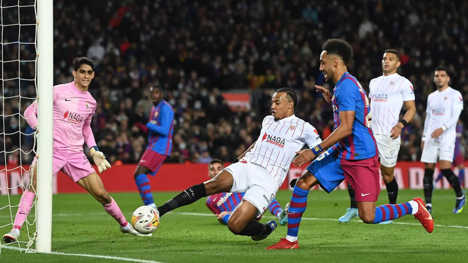 Jules Koundé, de blanc al mig de la imatge, és un dels centrals més preuats de la lliga espanyola.