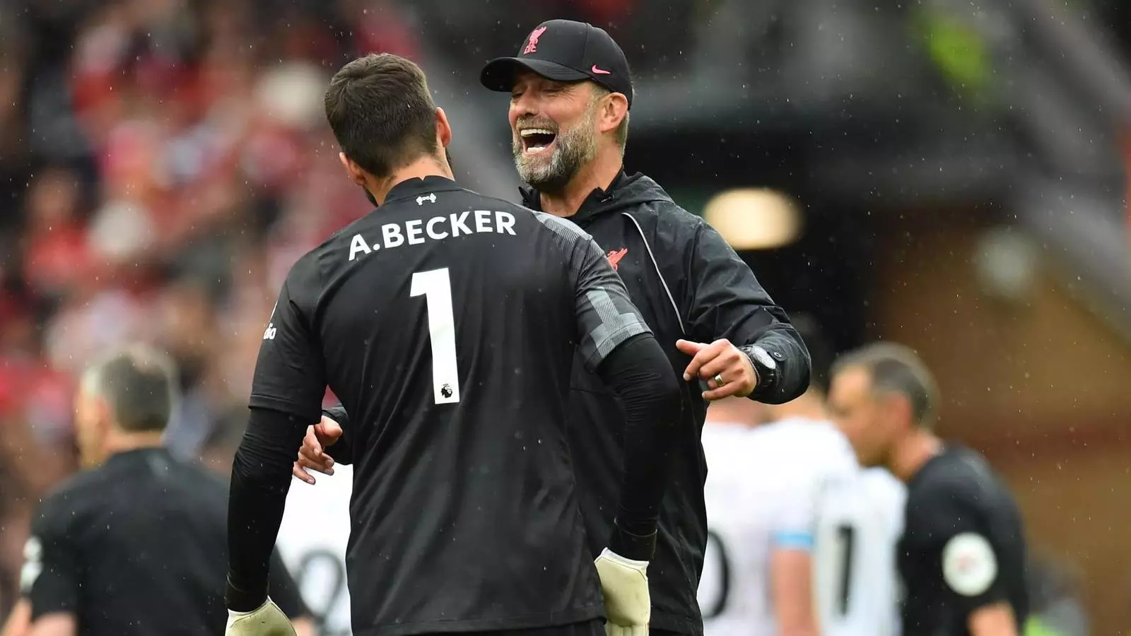 El porter Alisson (a la foto, felicitat per l'entrenador Klopp), un dels afectats per la decisió de la Premier