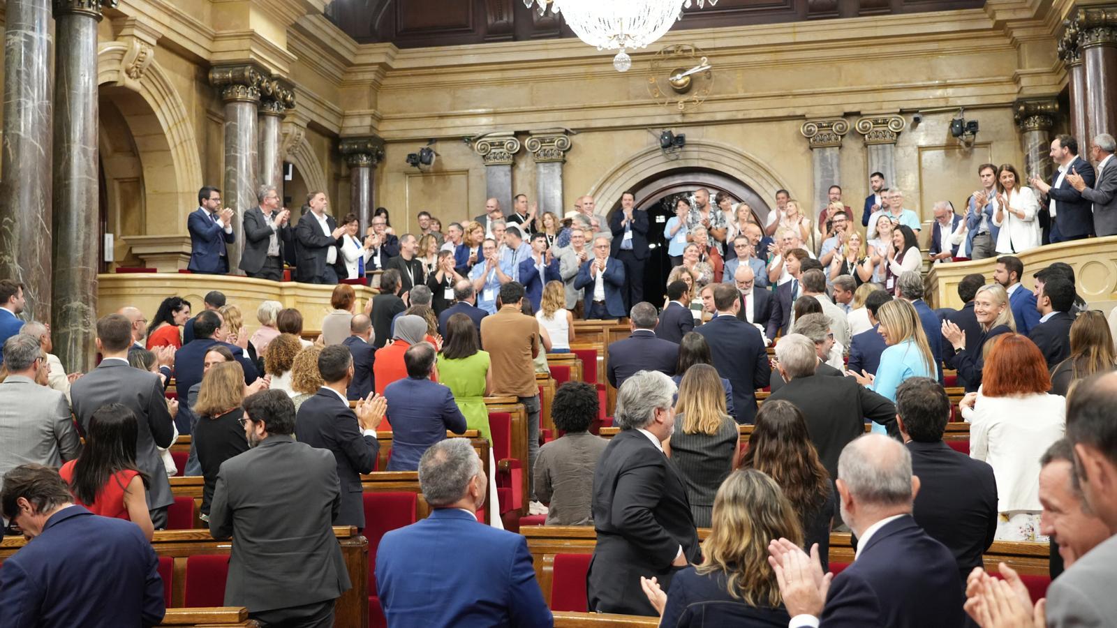 The Parliamentary Assembly applauded the local representatives who came to the chamber for the approval of the statute for rural municipalities.