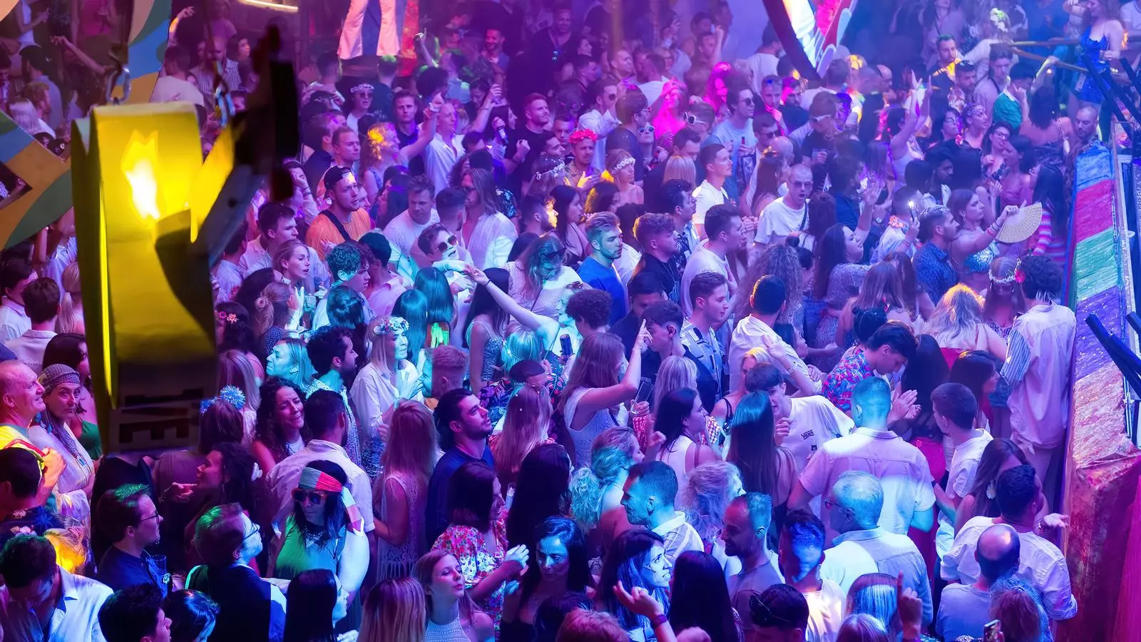 Desenes de persones que van assistir a la festa Flower Power a la discoteca de Pacha Eivissa.