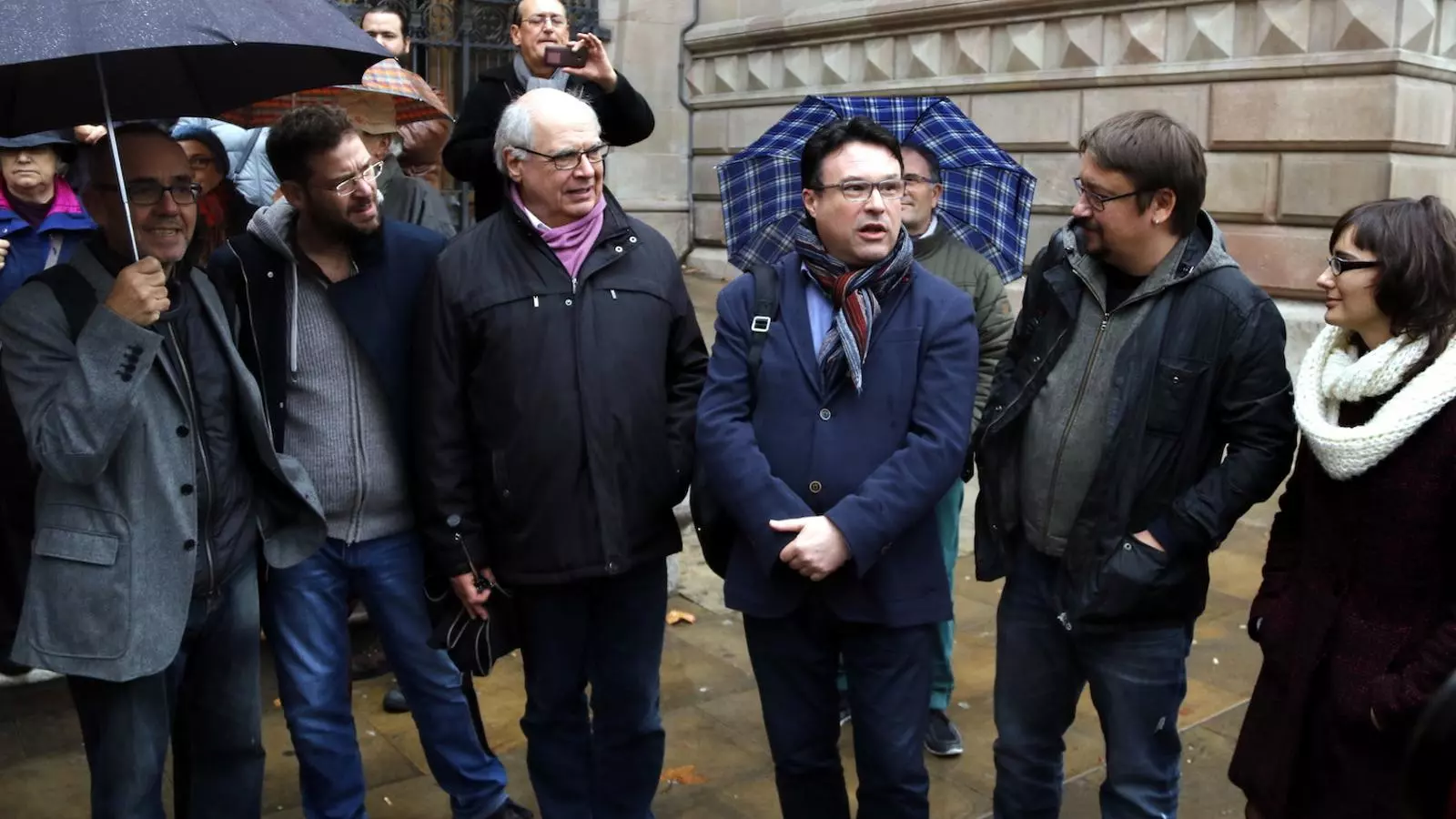 Joan Josep Nuet (al mig), al peu de les escales del TSJC amb Joan Coscubiela, Lluís Rabell, Albano Dante, Xavier Domènech i Mercedes Vidal, el dia que ha declarat en el cas Forcadell