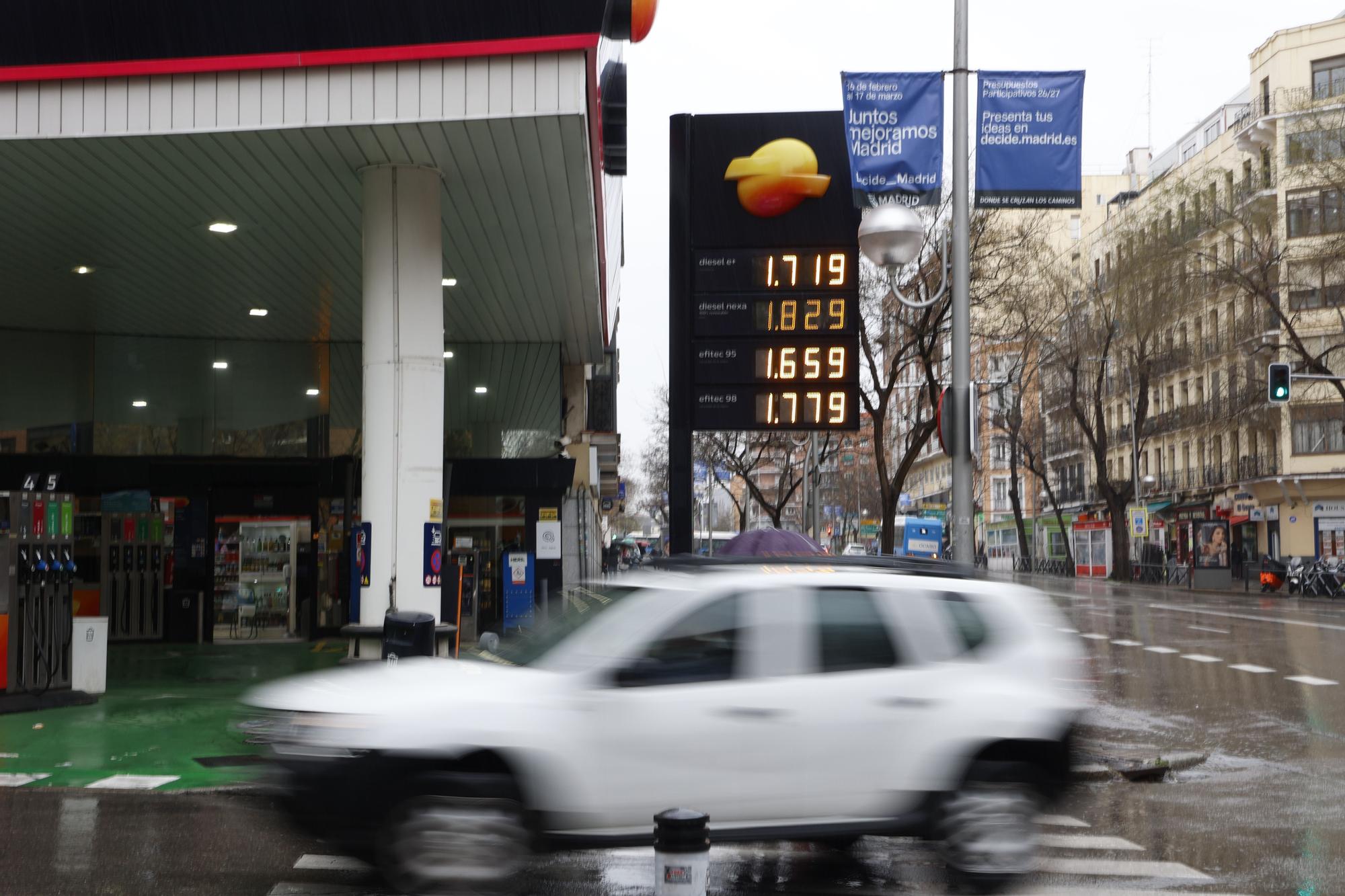 Preus dels diferents tipus de gasolina i gasoil anunciats en una benzinera de Madrid