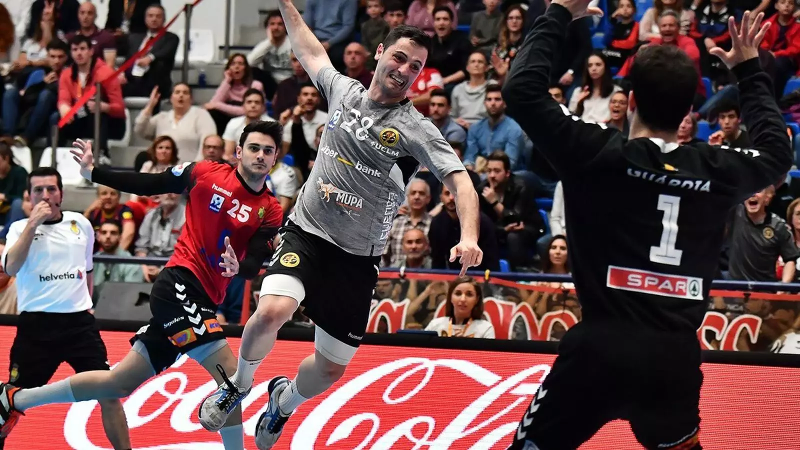 Sergio López, jugador del Liberbank Cuenca rematant a porta contra el Fraikin Granollers a la semifinal de la Copa del Rei