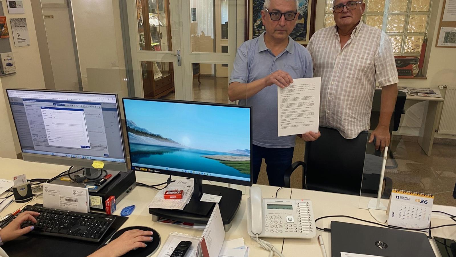 The republican Jordi Carreras, on the left, with Josep Borràs, from Junts, presenting the motion of no confidence last week