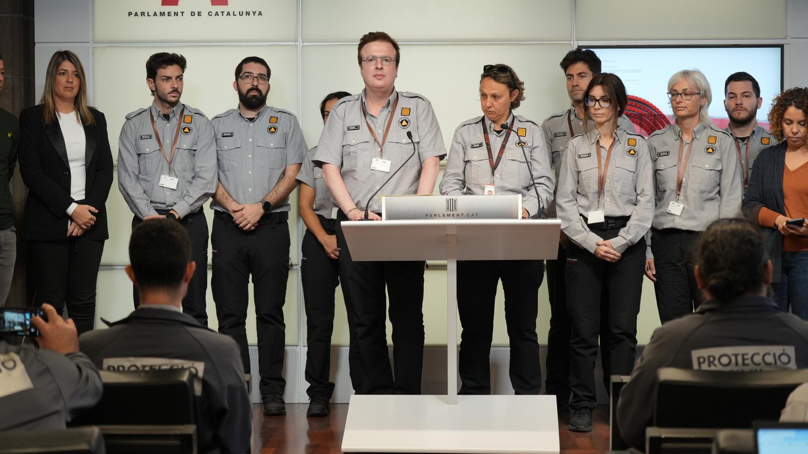 Trabajadores de Protección Civil en rueda de prensa desde el Parlament este miércoles.