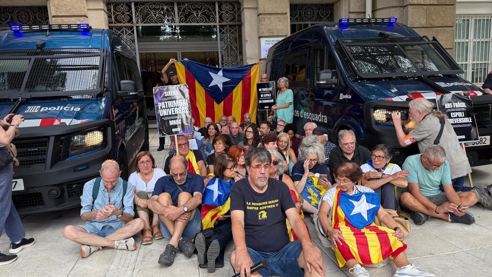 Around fifty people, including Junts parliamentarians and members of the ANC, protest at the MNAC before the arrival of the Aragon experts.