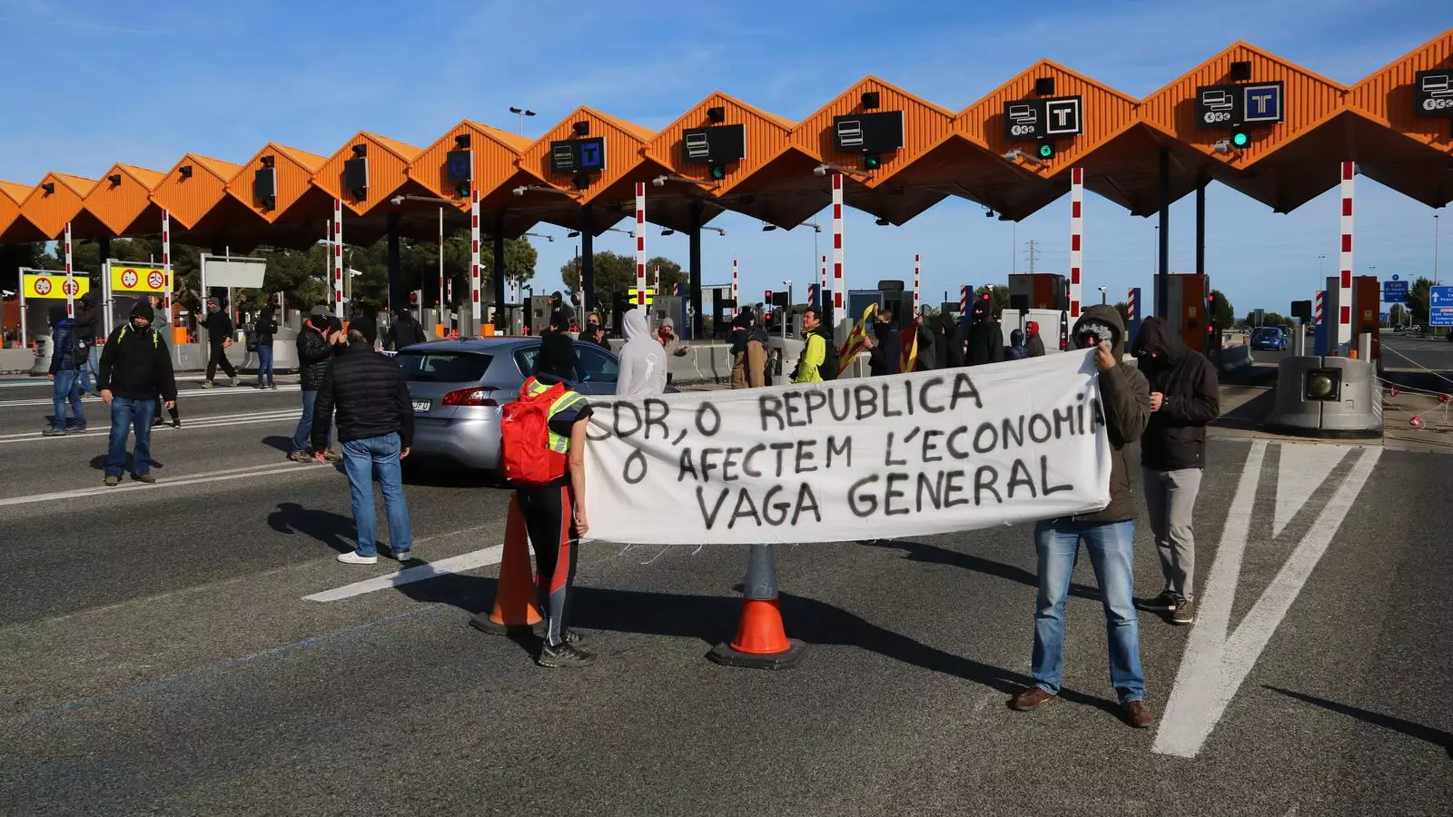 Imatge de l'aixecament de barreres dels CDR al peatge del Vendrell durant l'operació tornada de Setmana Santa