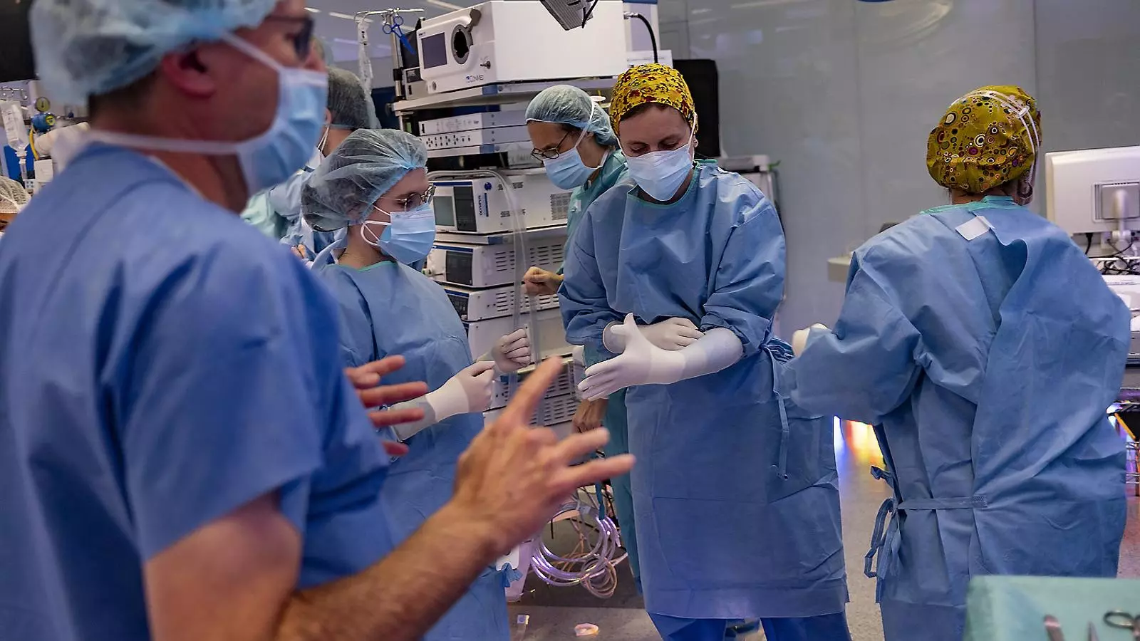 Metges residents en un quiròfan de l’Hospital Clínic.