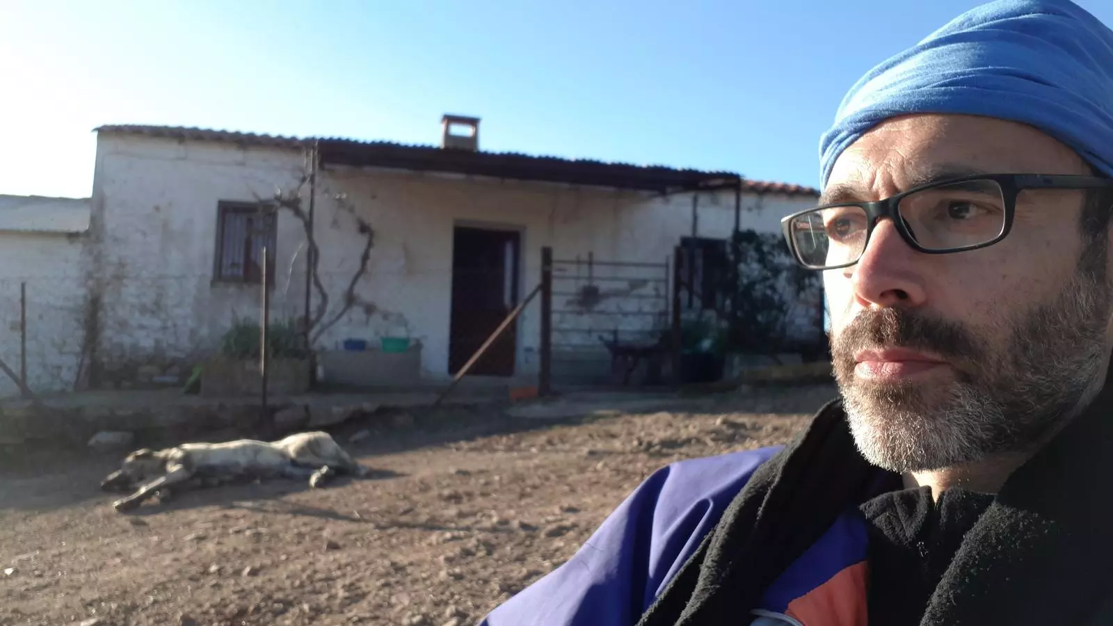 Martínez, al refugi on va viure, acompanyat de la gossa Siria