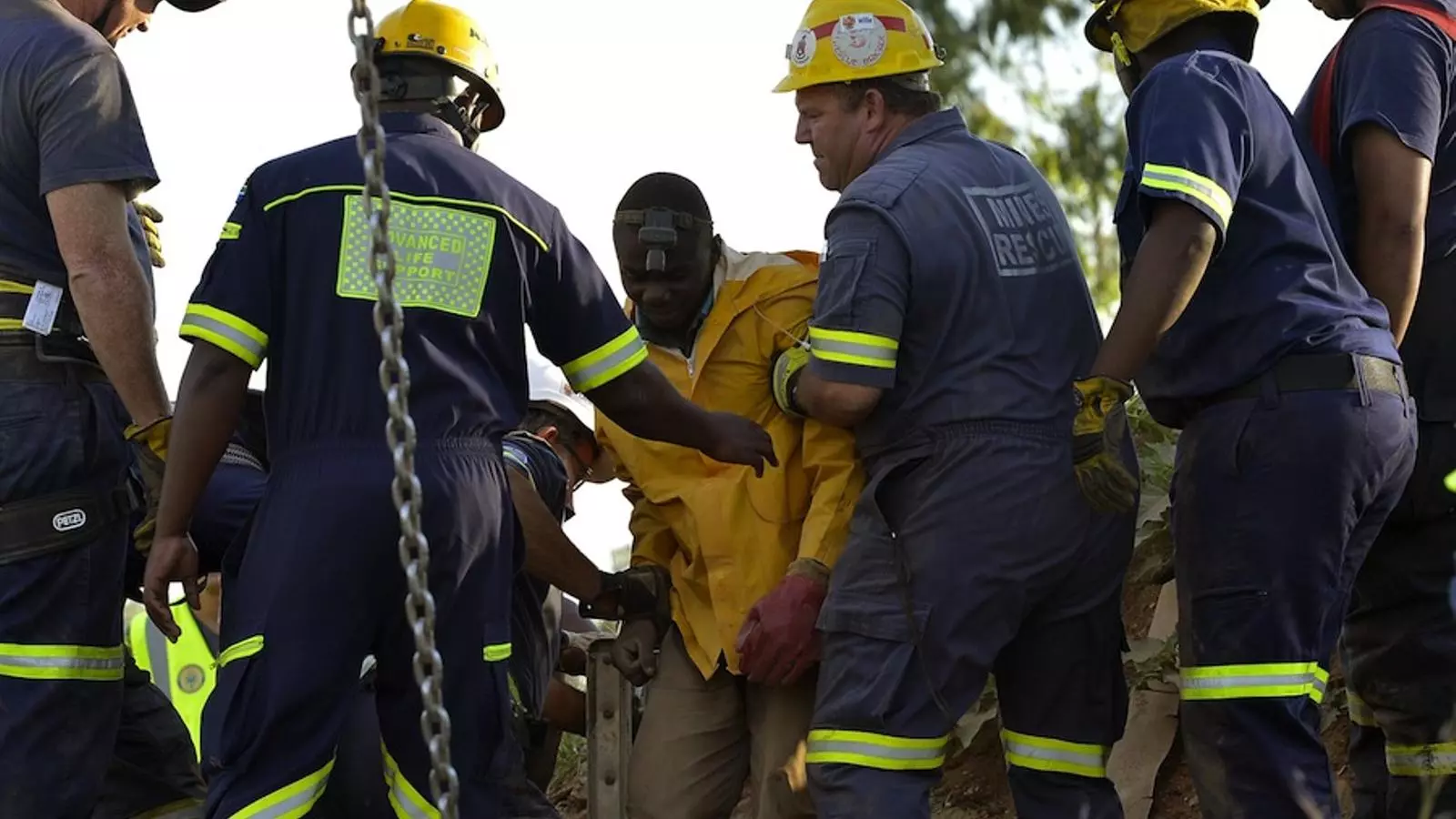 Tasques de rescat a la mina abandonada d'or de Benoni, a Sud-àfrica. AFP