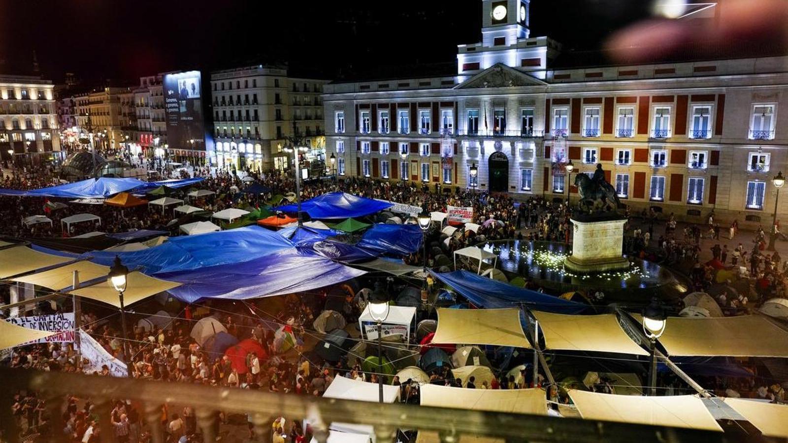 Hundreds of people participating in the encampment at Puerta del Sol to demand the "Maricarmen decree" on housing.