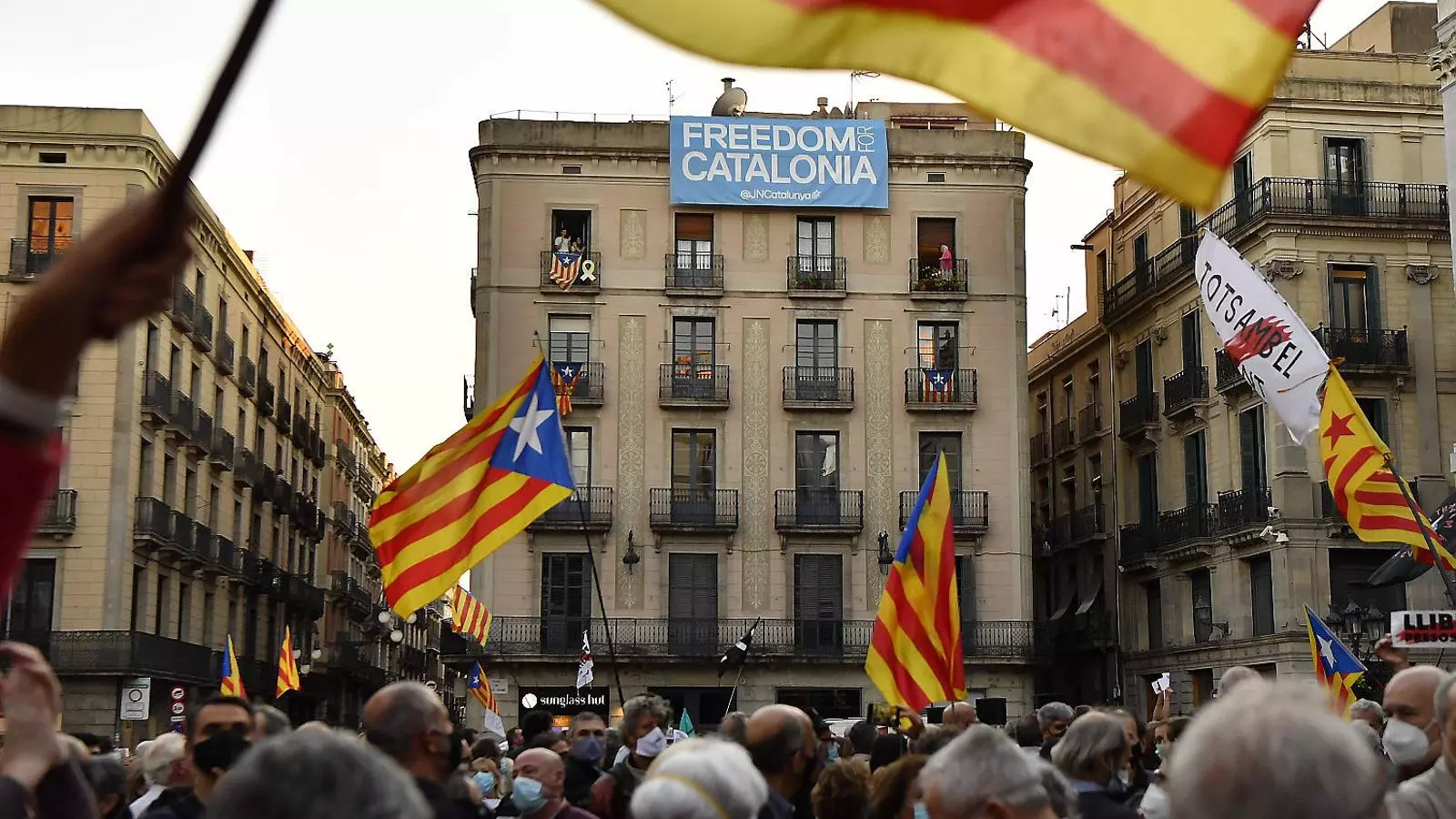 Imatge d’ahir de la plaça Sant Jaume durant la mobilització.