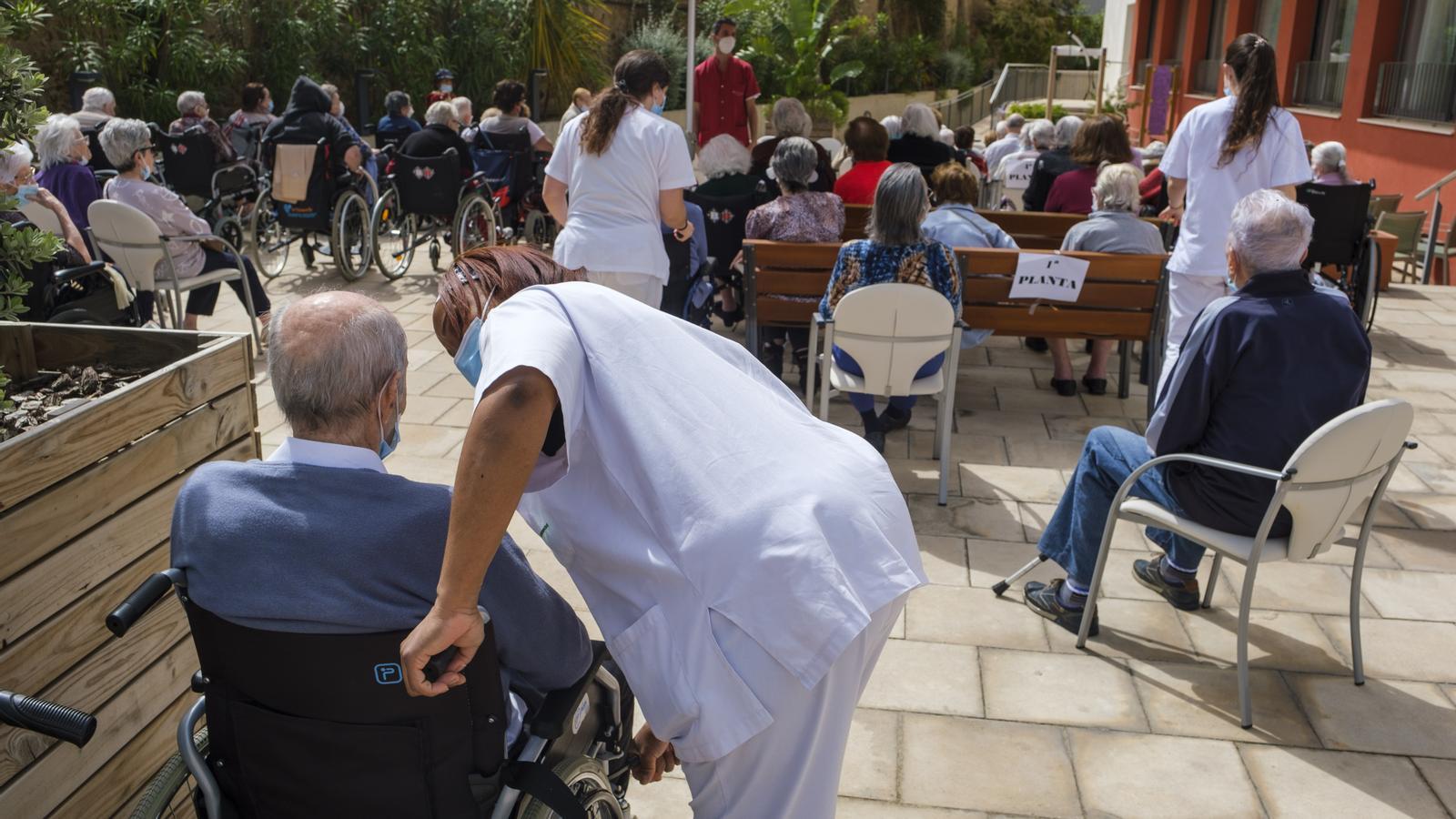 Una actividad lúdica en una residencia geriátrica de Barcelona después del confinamiento por la covid.