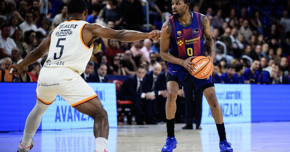 El Barça, desconcertat per l'actuació arbitral i la defensa zonal plantejada per Sito Alonso, va perdre contra l'UCAM Múrcia (87-90). L'equip blaugrana va ju...