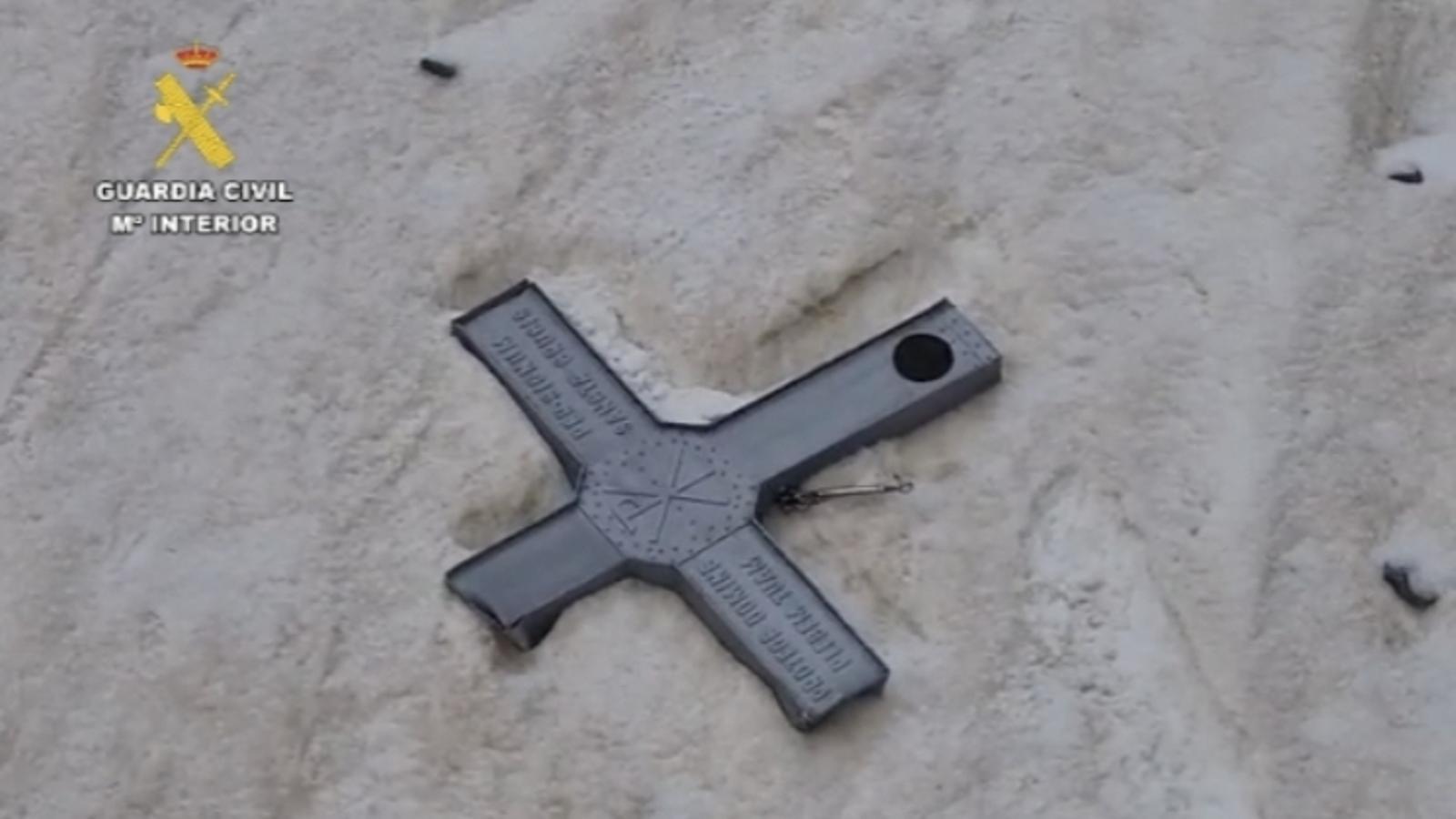 Aneto's cross half buried in the snow