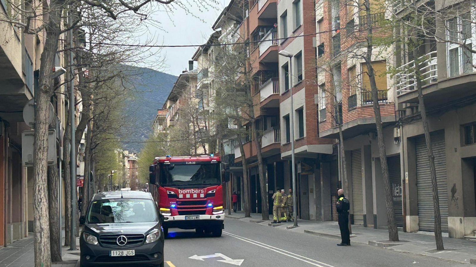 Intervenció dels Bombers en un bloc de pisos de l'avinguda del Salòria, avui dimecres
