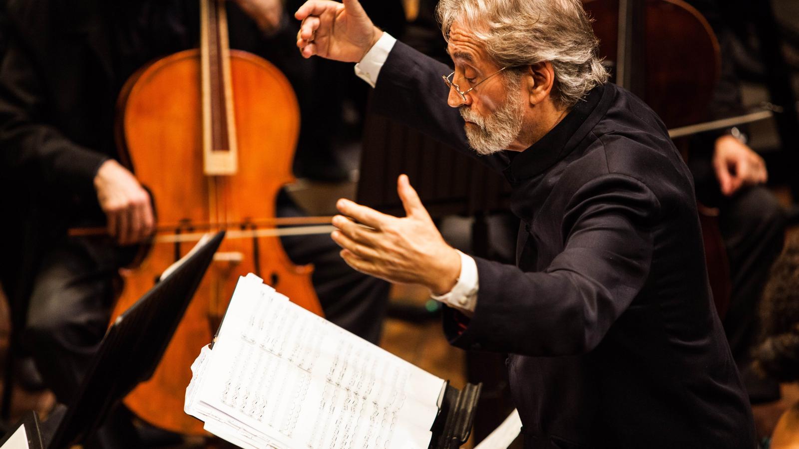 Jordi Savall dirigint en una imatge d'arxiu