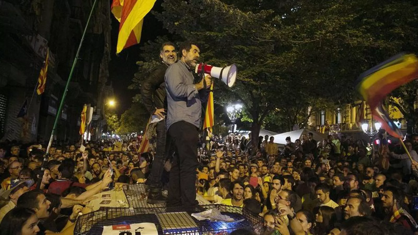 Jordi Cuixart and JordiSànchez at the demonstration in front of the Economy headquarters on 20 September